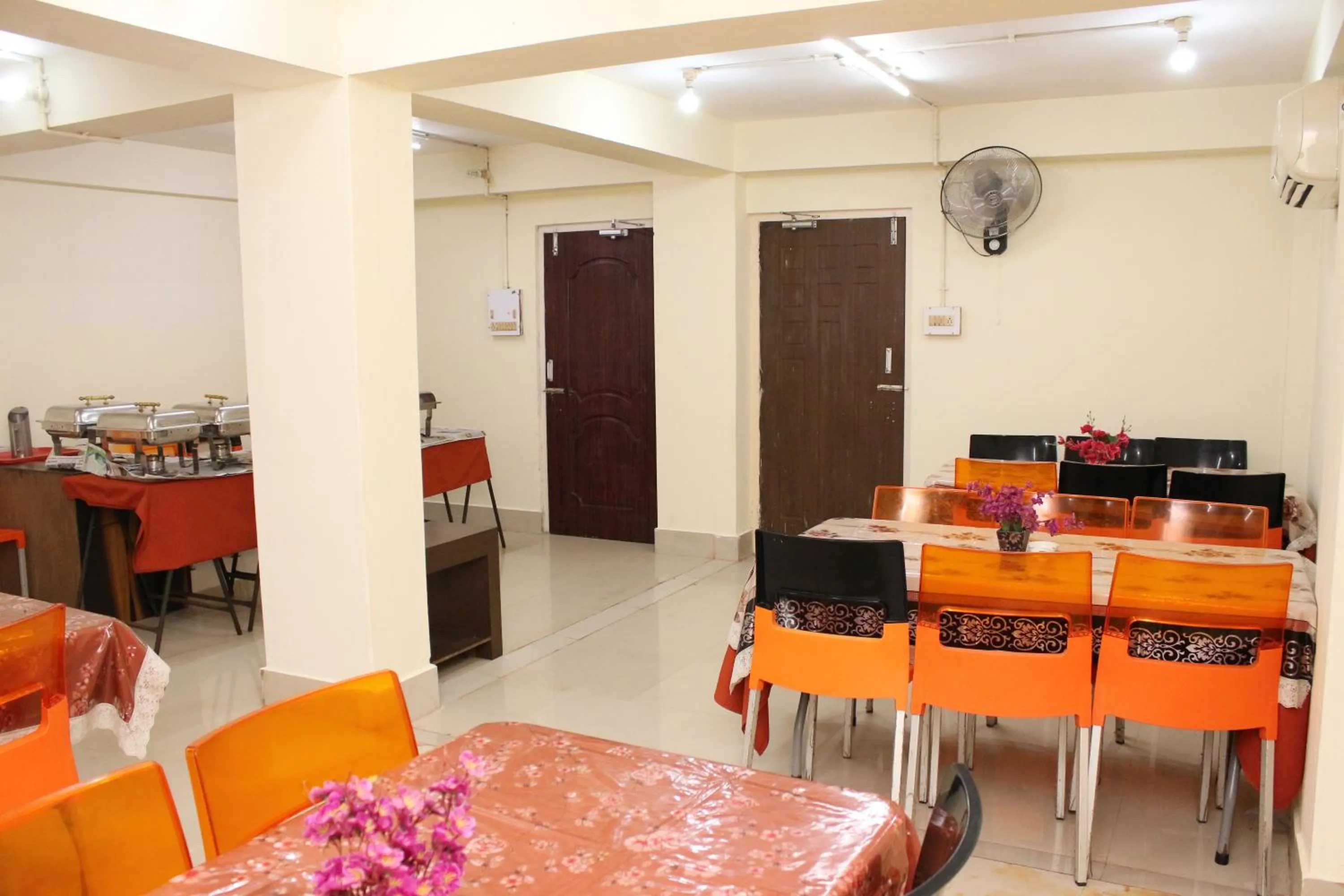 Restaurant/places to eat in Hotel Shreesh