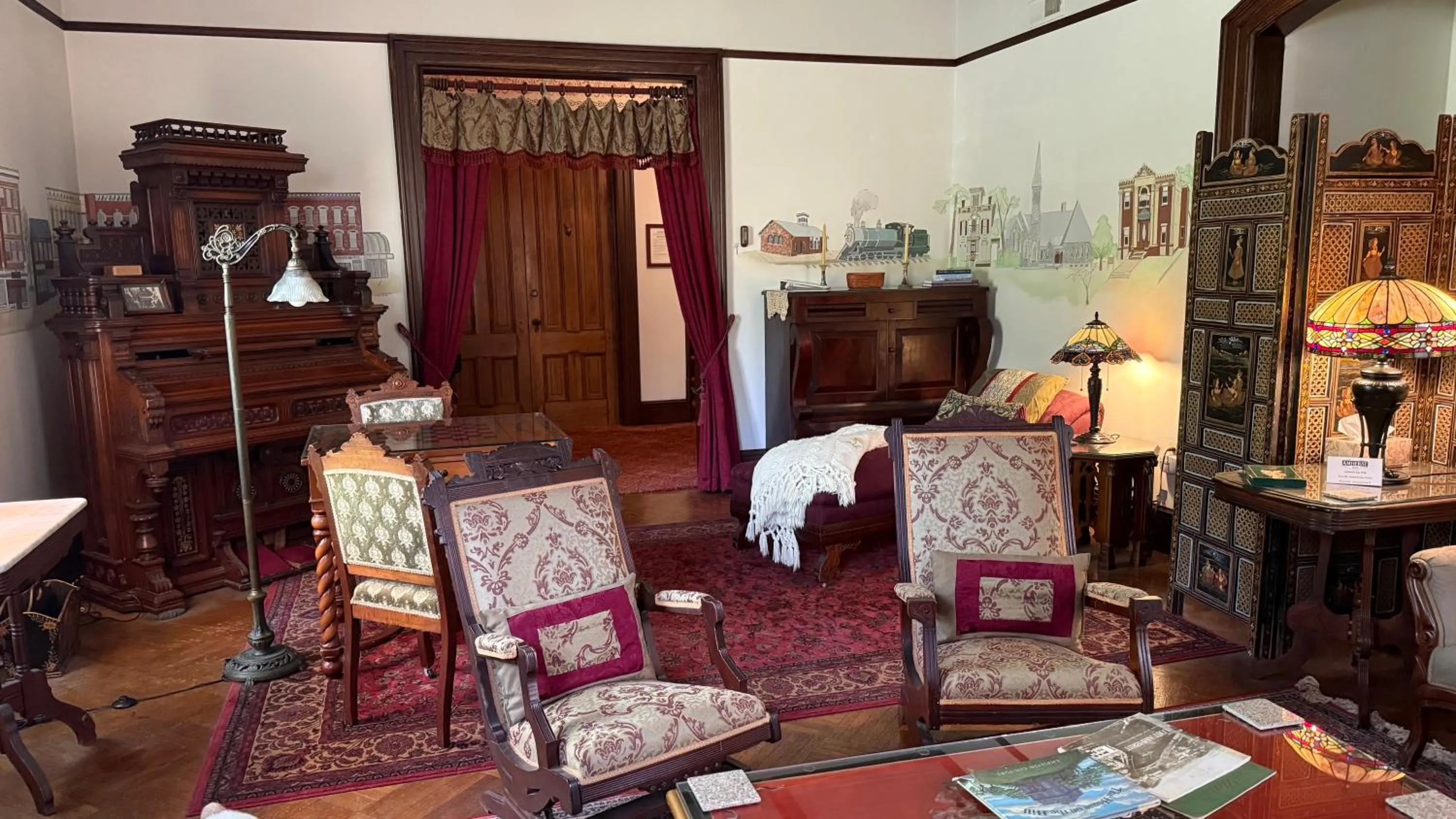 Living room in Amherst Inn