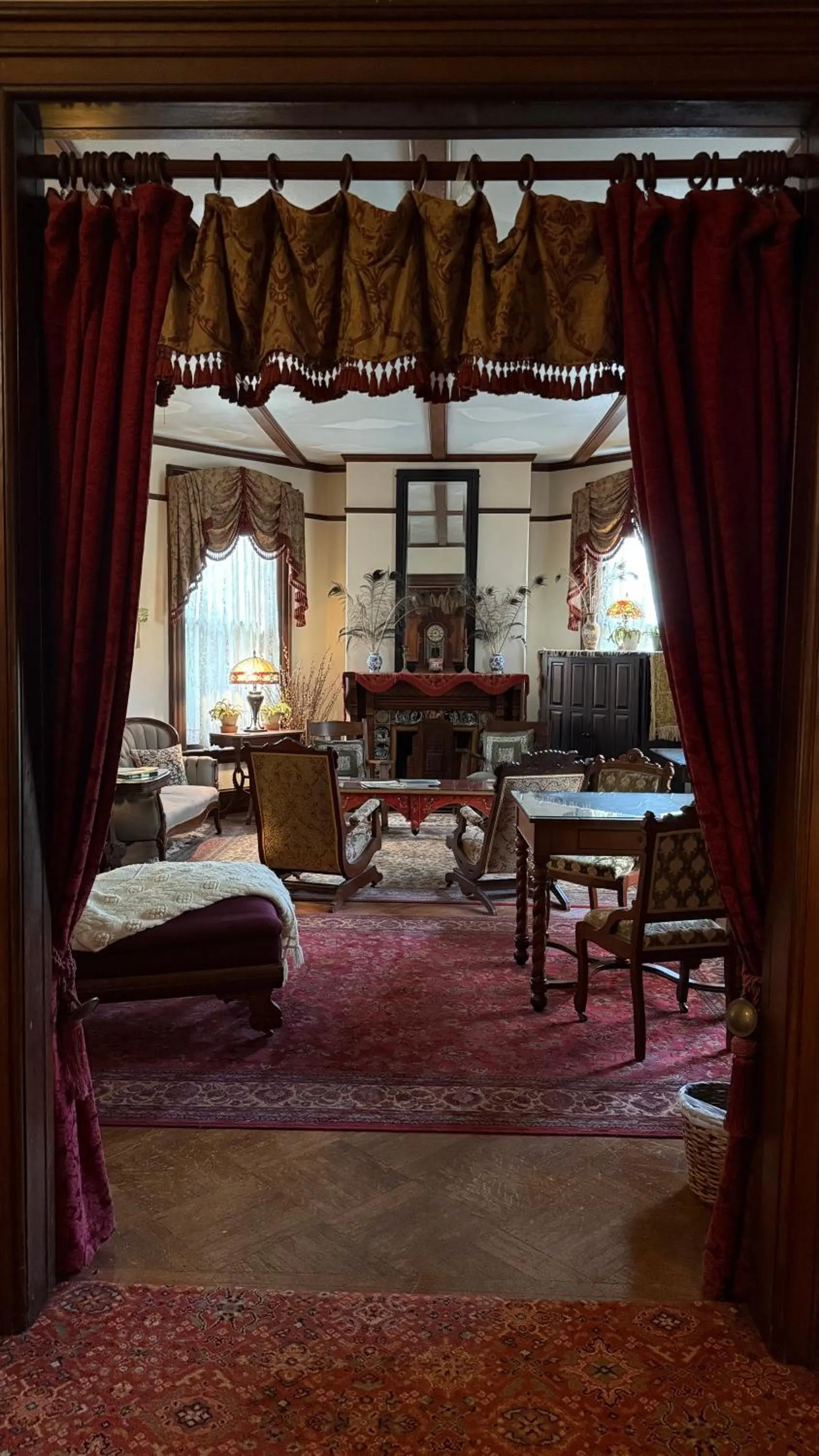 Living room, Bed in Amherst Inn