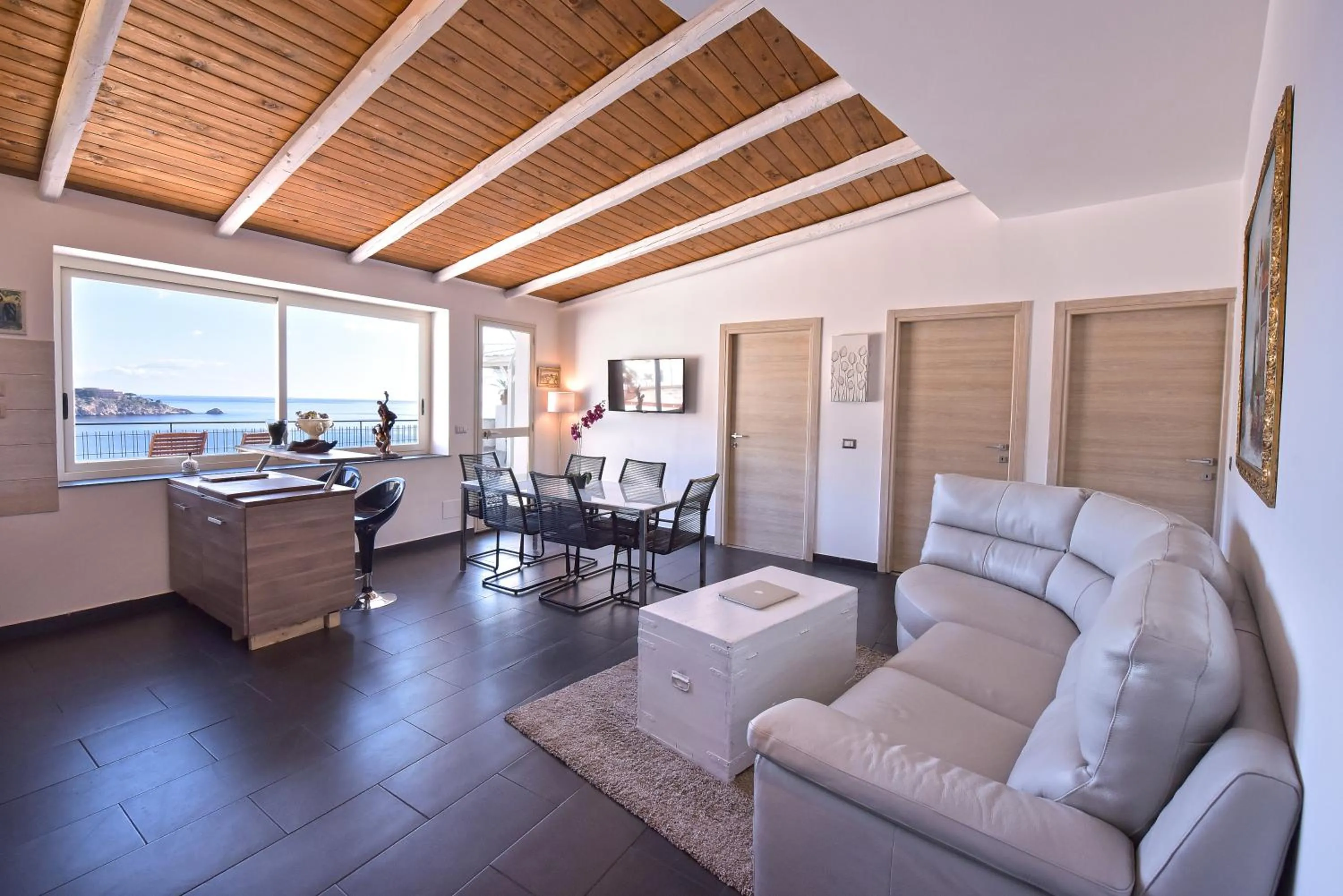 Three-Bedroom Apartment in Panoramic Taormina Bay View