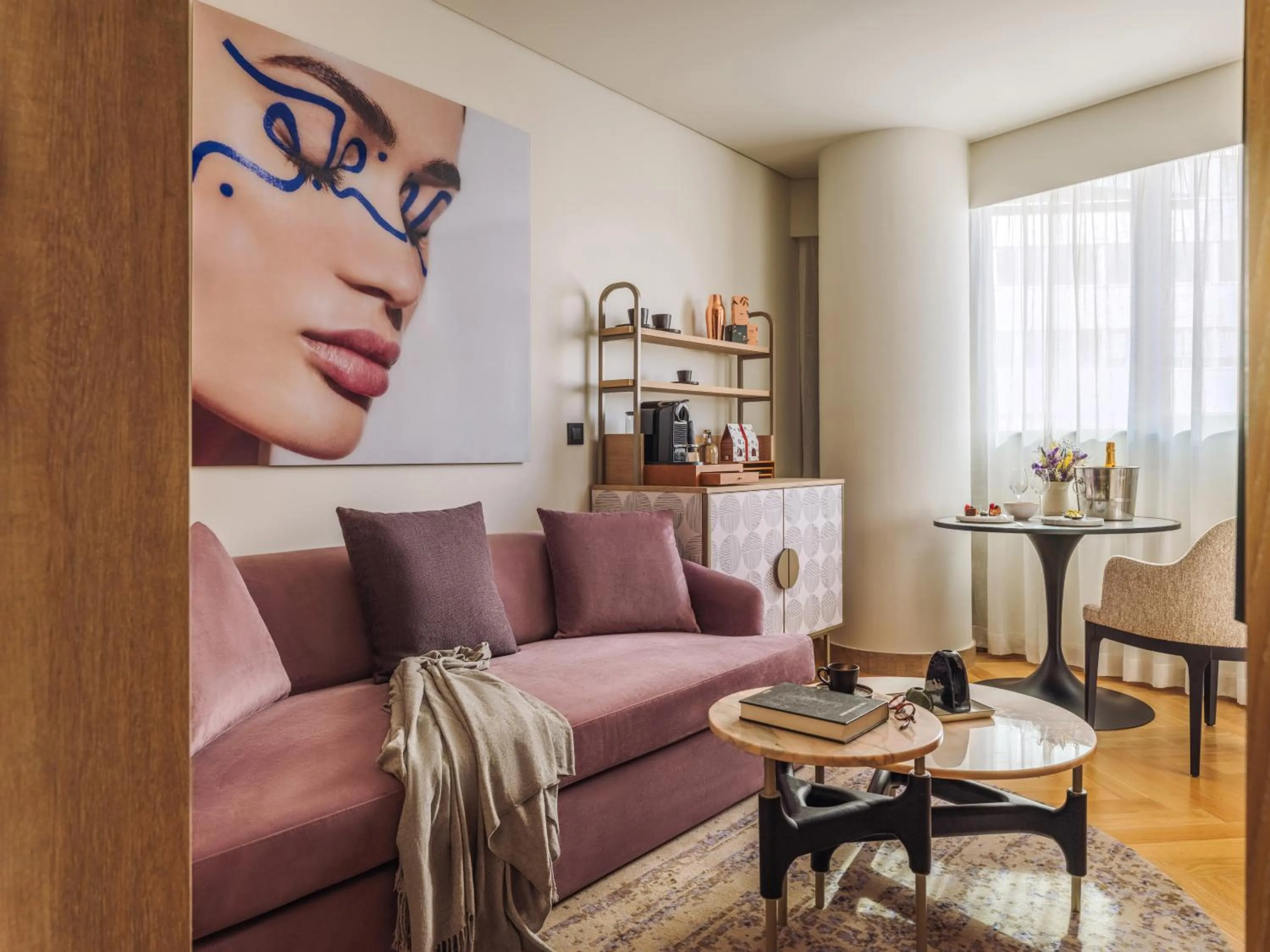 Living room in ME Lisbon by Meliá