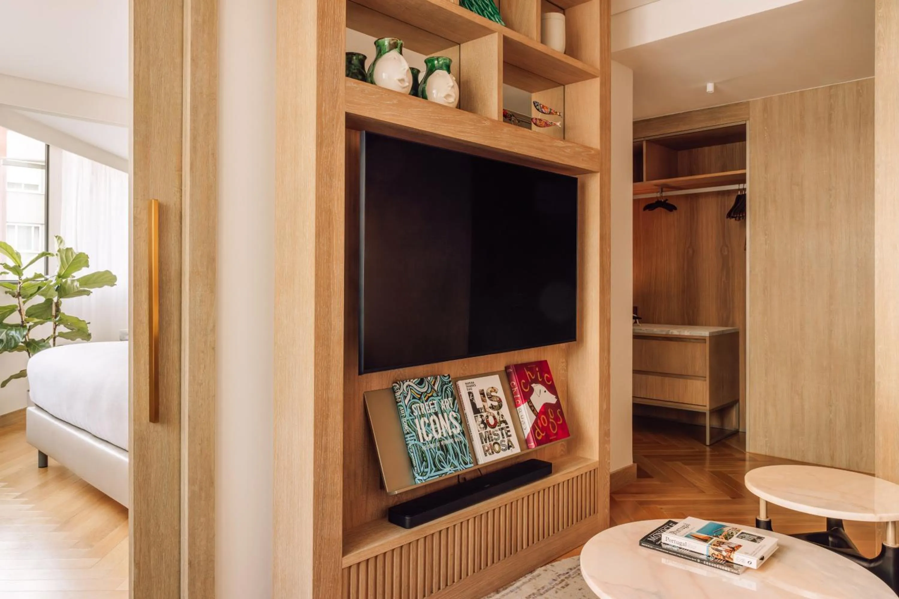 Living room, Bed in ME Lisbon by Meliá