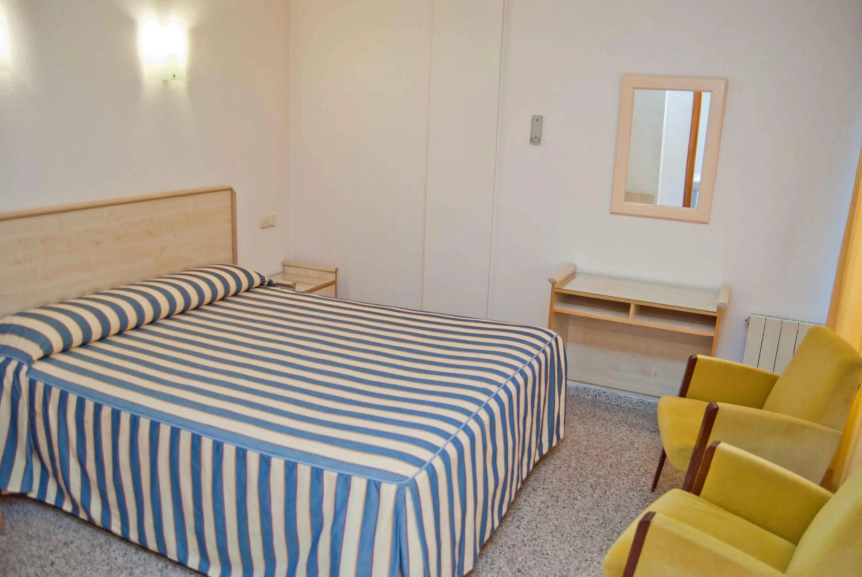 Bedroom, Bed in Hotel Mediterráneo