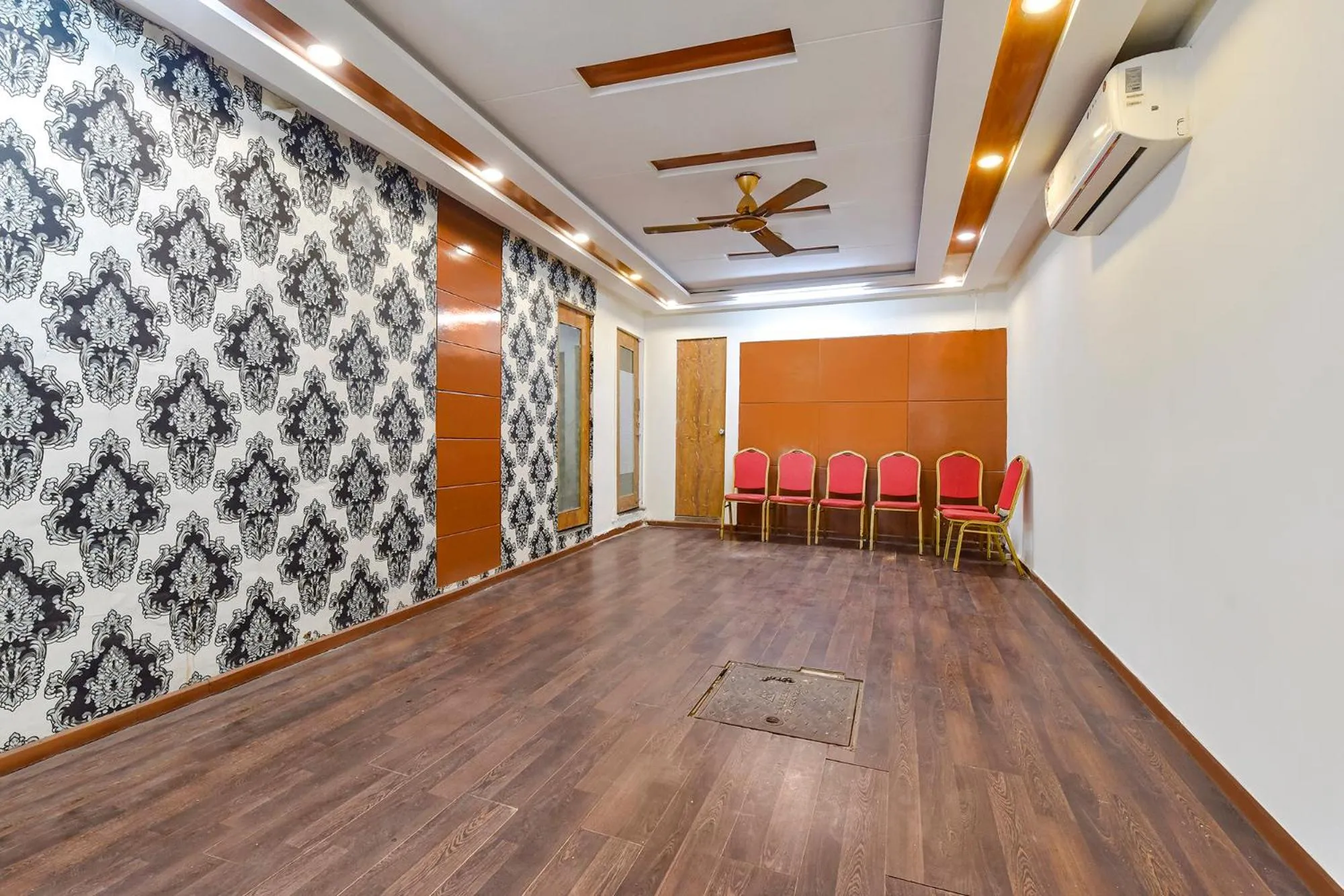 Meeting/conference room in FabHotel Crystal Inn II - Paldi Char Rasta