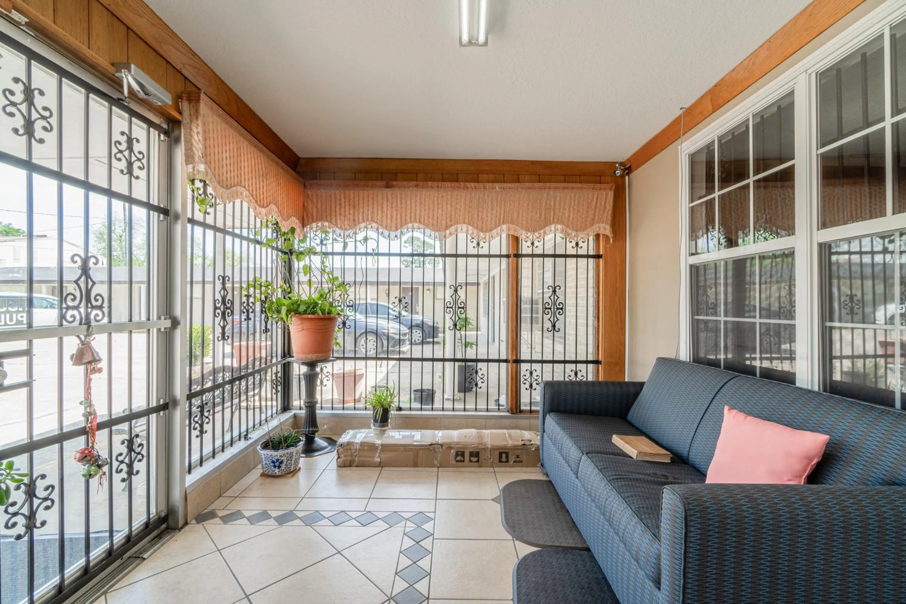 Seating area in Cypress Inn Motel By OYO West Monroe I-20