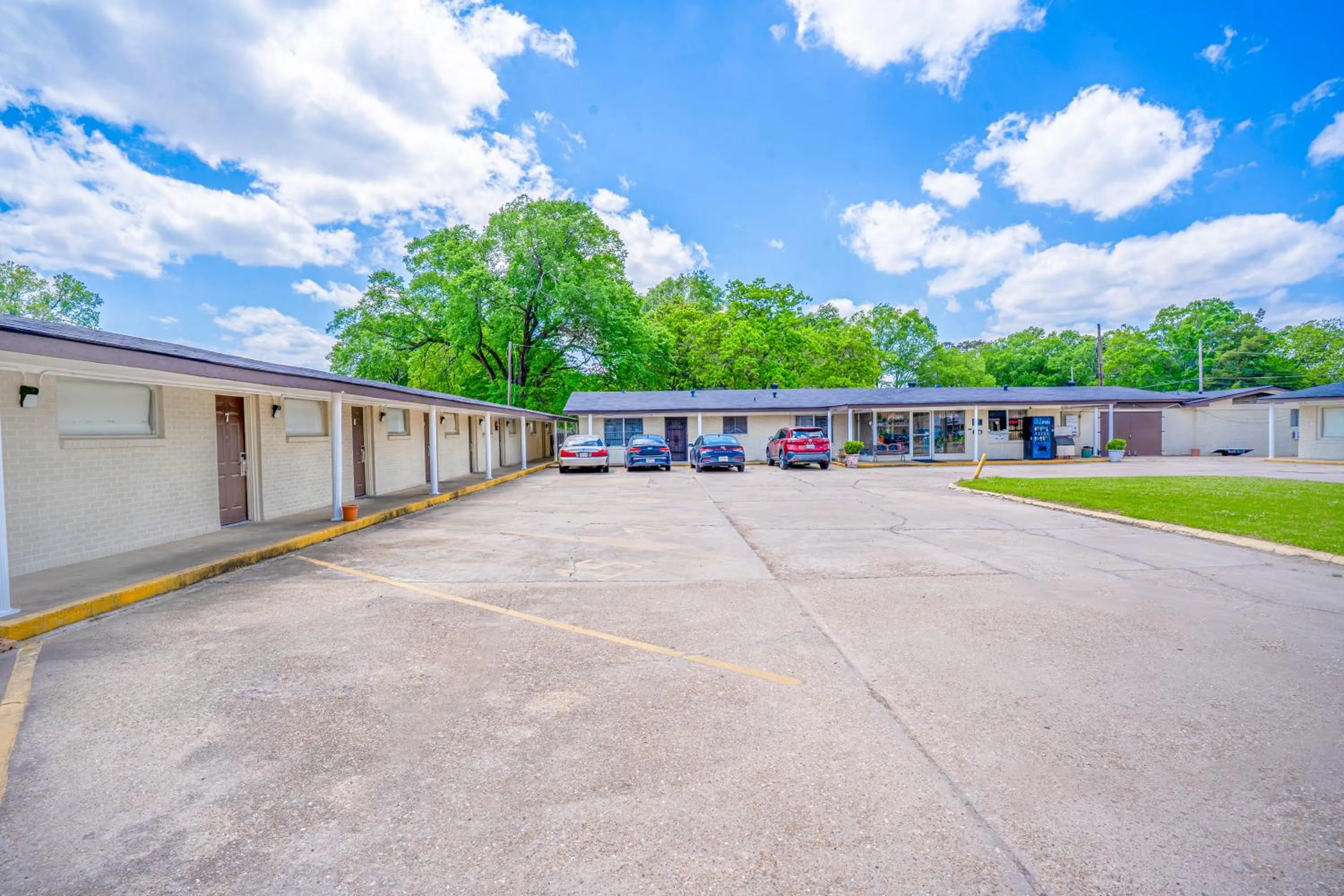 Property building in Cypress Inn Motel By OYO West Monroe I-20