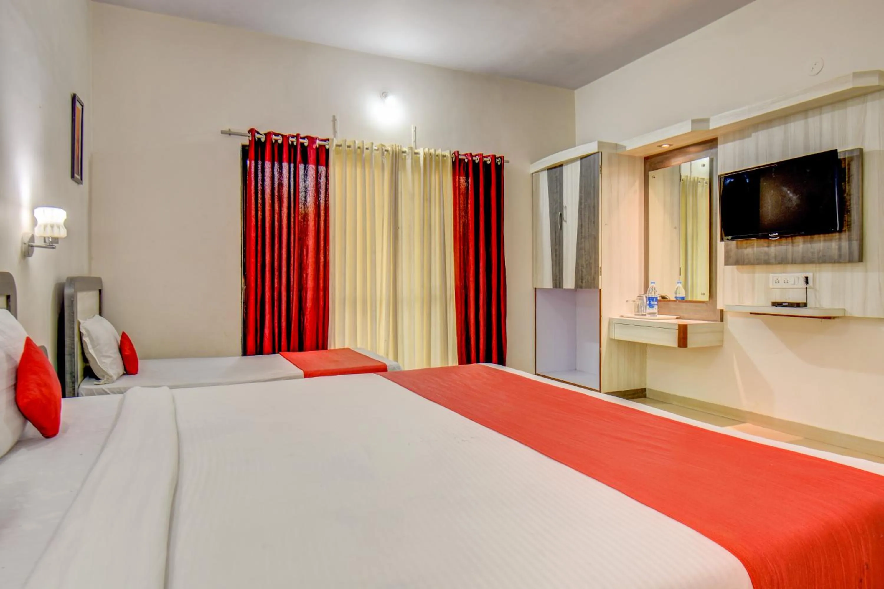 TV and multimedia, Bed in JK Hotels & Spa, Mahabaleshwar