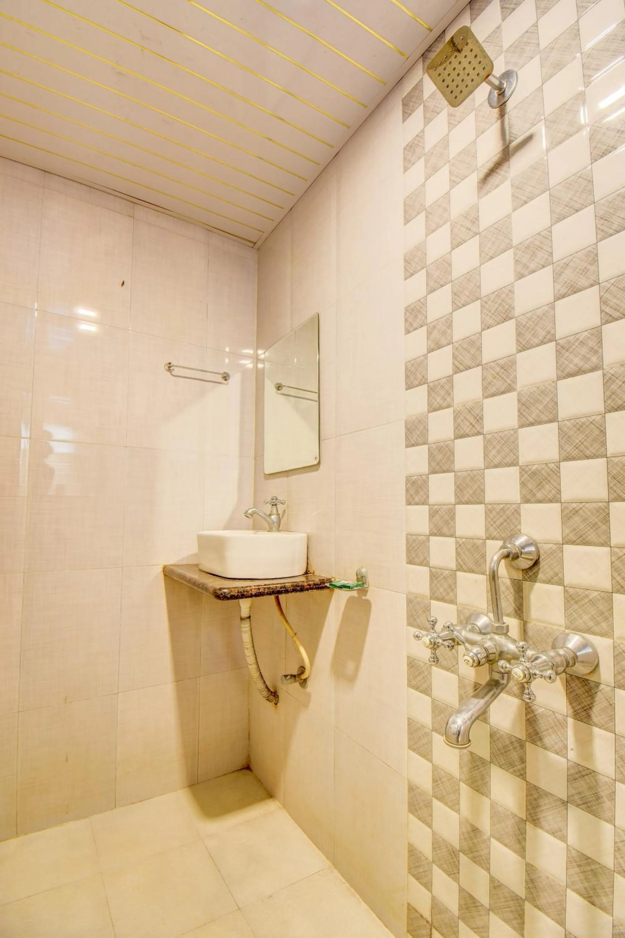 Shower in JK Hotels & Spa, Mahabaleshwar