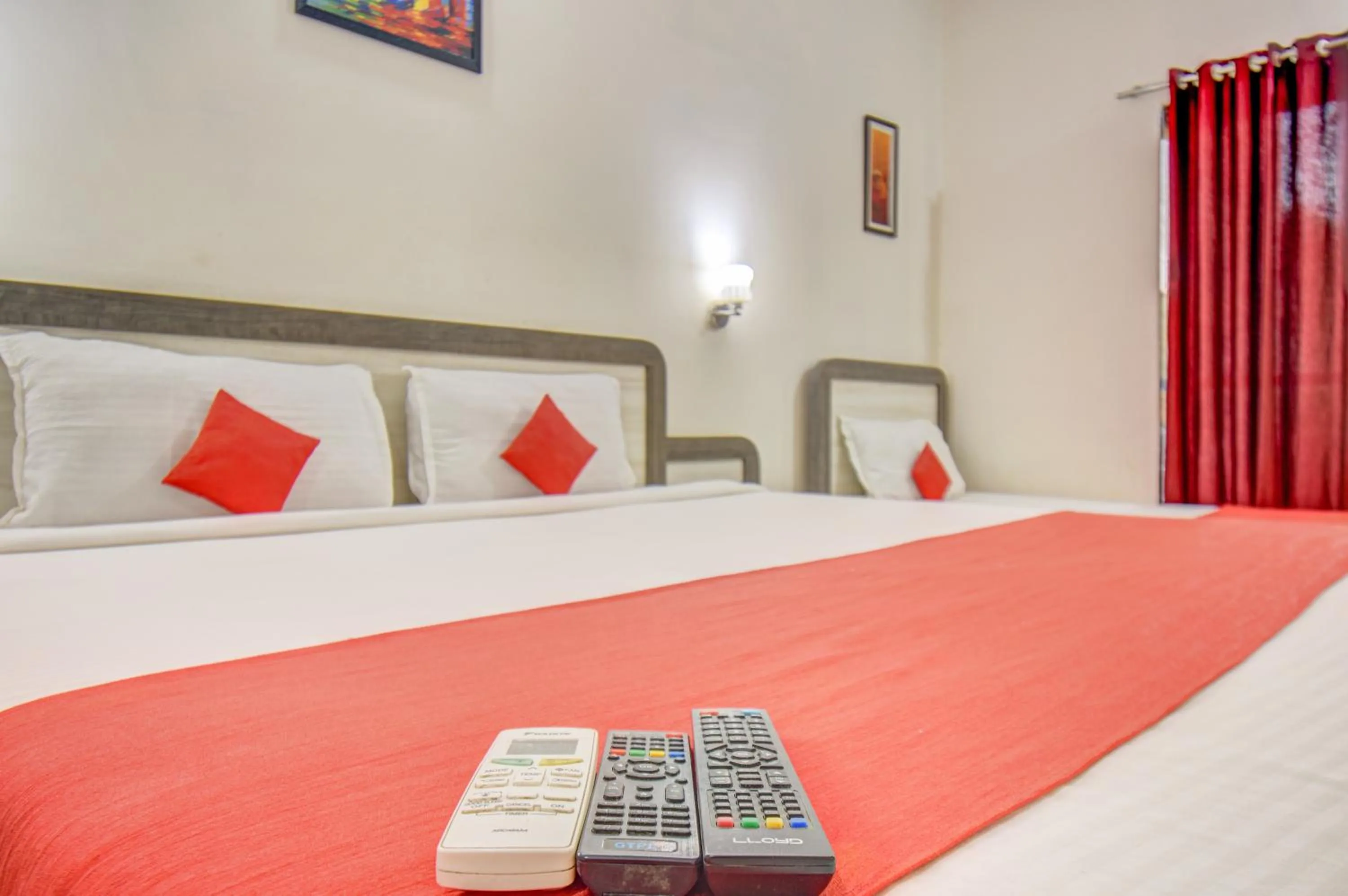 Bed in JK Hotels & Spa, Mahabaleshwar