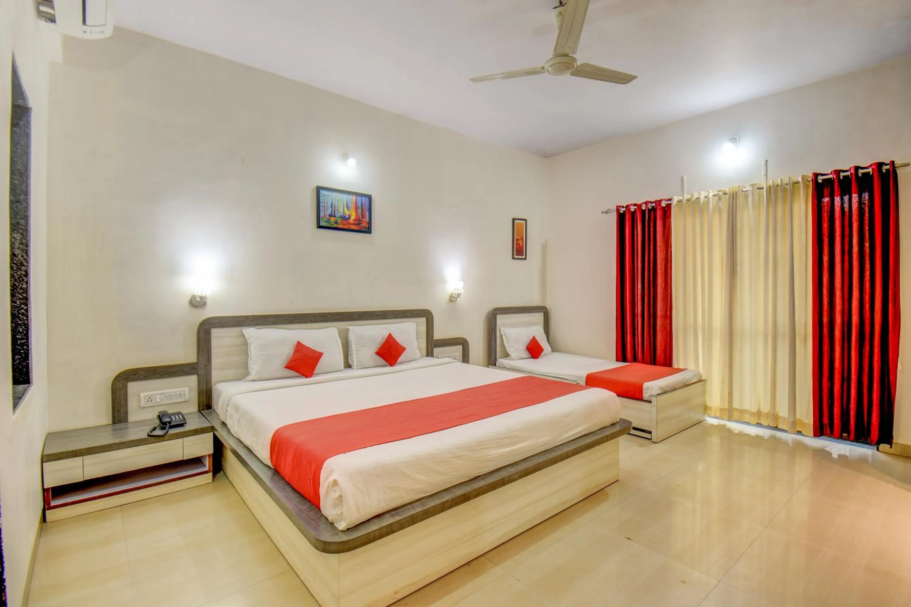 Bedroom, Bed in JK Hotels & Spa, Mahabaleshwar