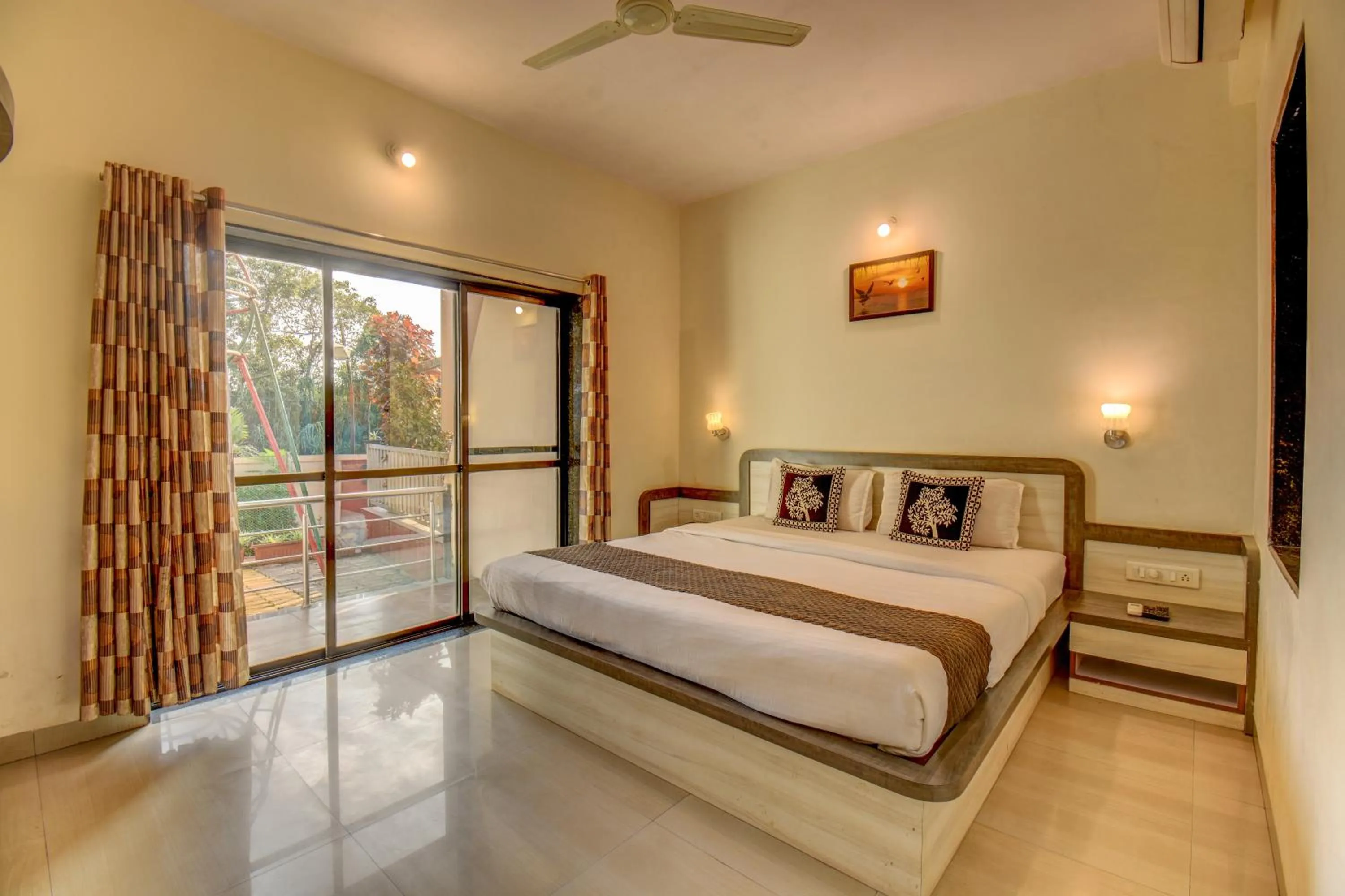 Bedroom, Bed in JK Hotels & Spa, Mahabaleshwar