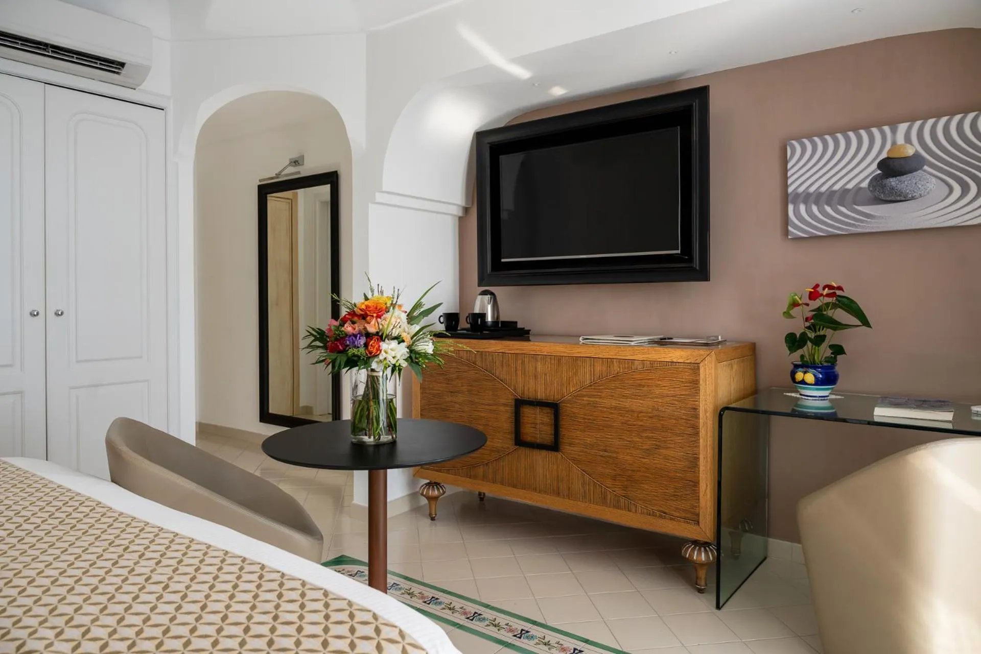 Photo of the whole room in Hotel Eden Roc