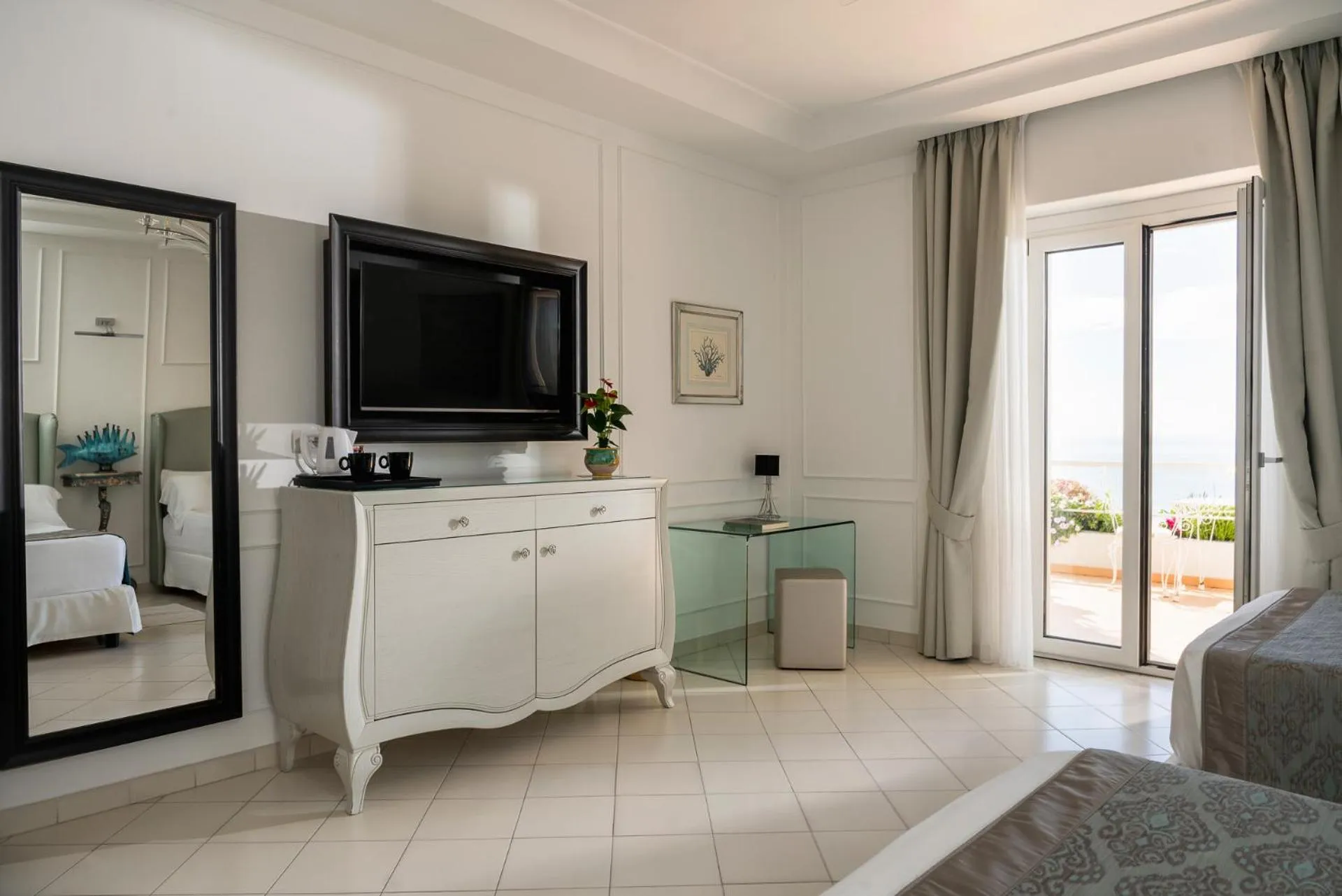 Photo of the whole room in Hotel Eden Roc