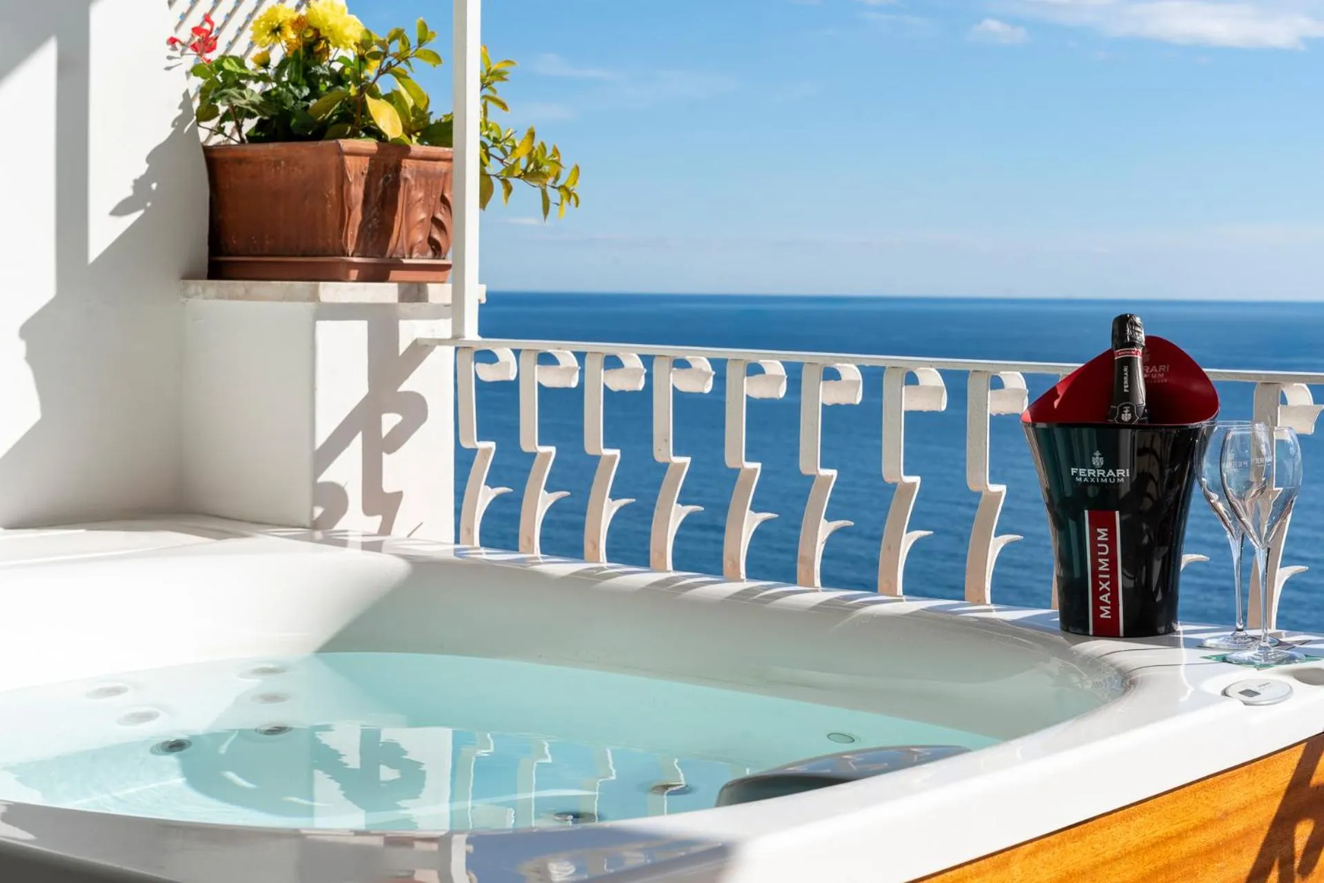 Hot Tub in Hotel Eden Roc