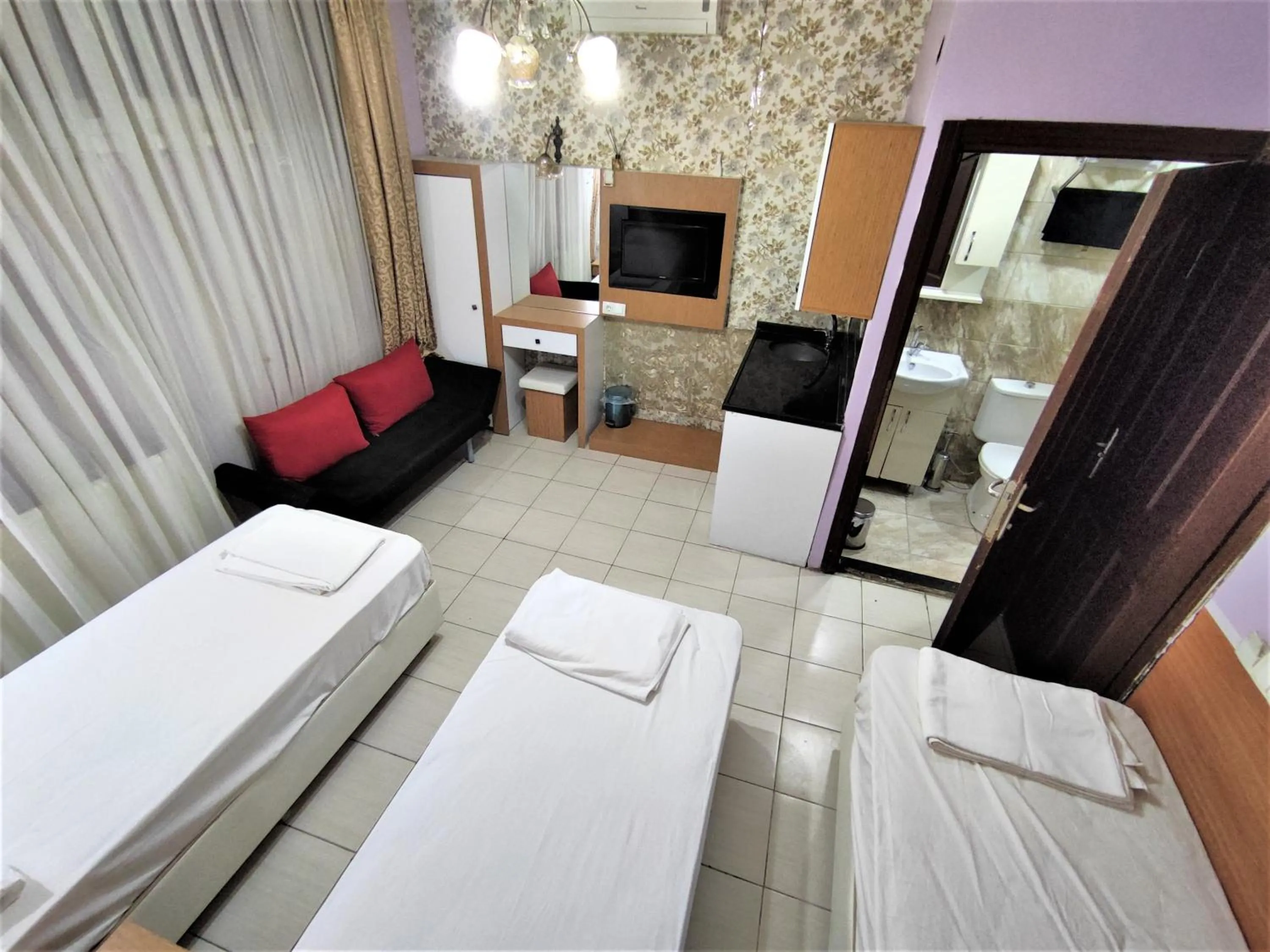 Toilet, Bed in Grafen Hotel