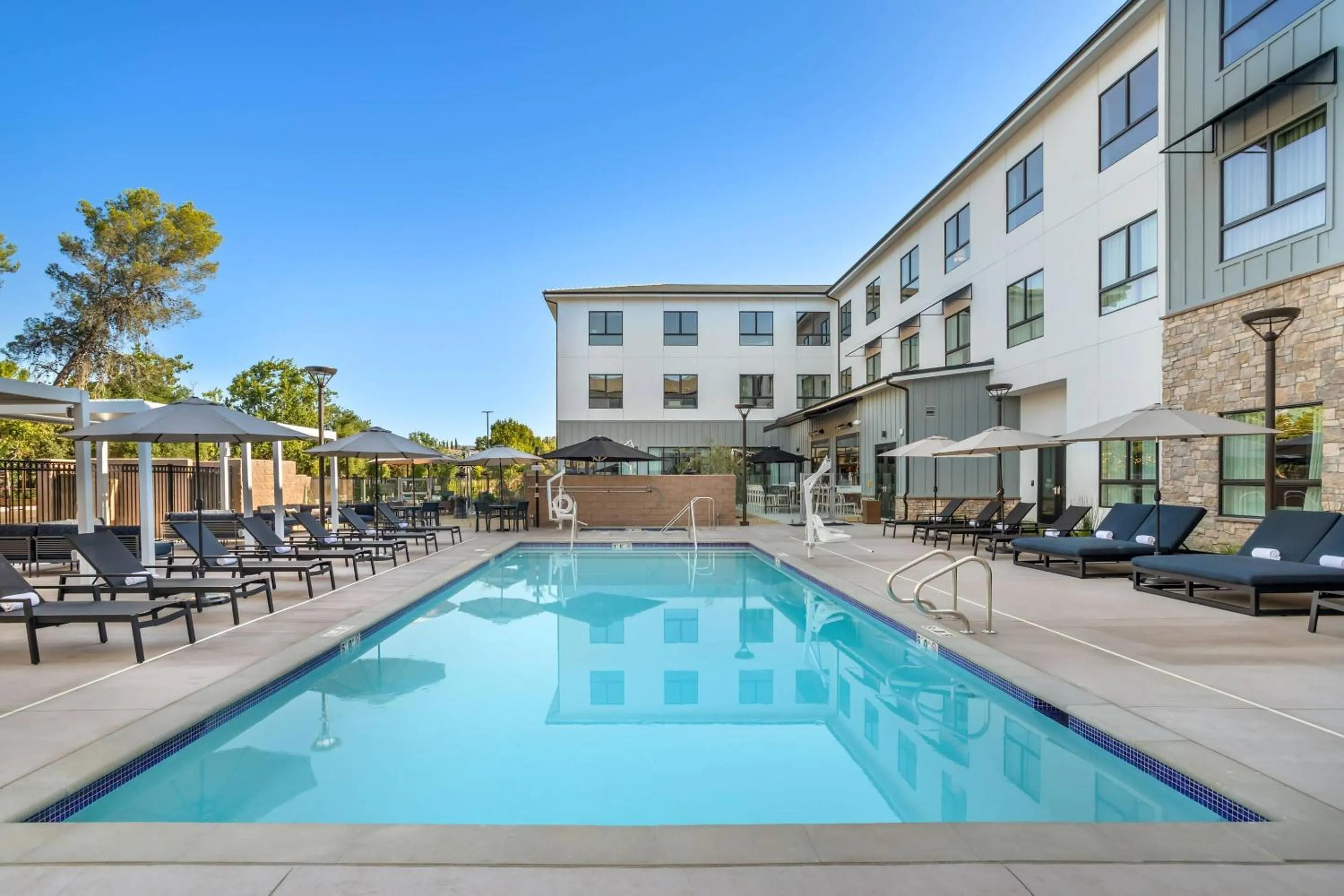 Swimming pool in Cambria Hotel Templeton - Paso Robles
