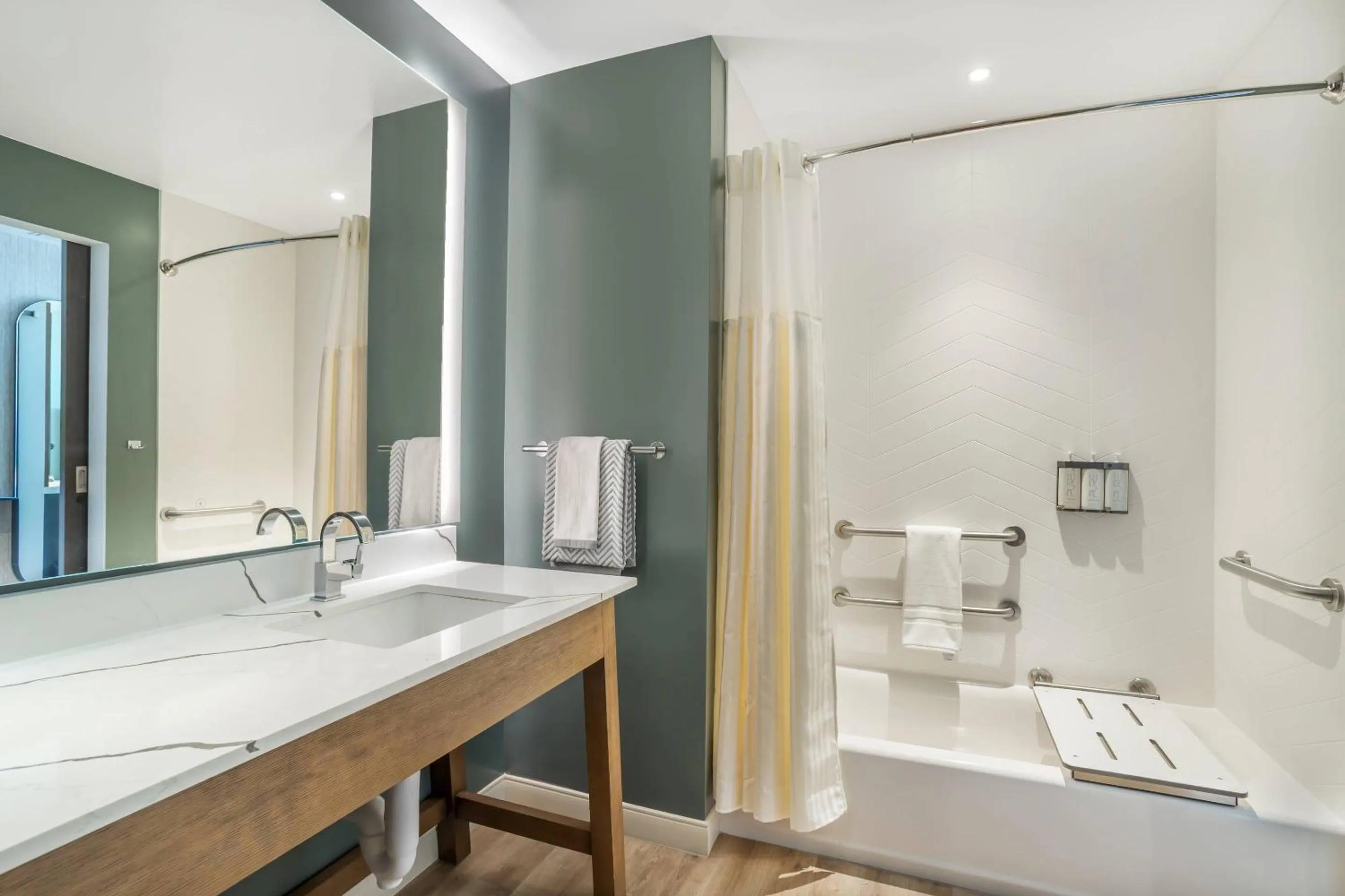 Bedroom in Cambria Hotel Templeton - Paso Robles