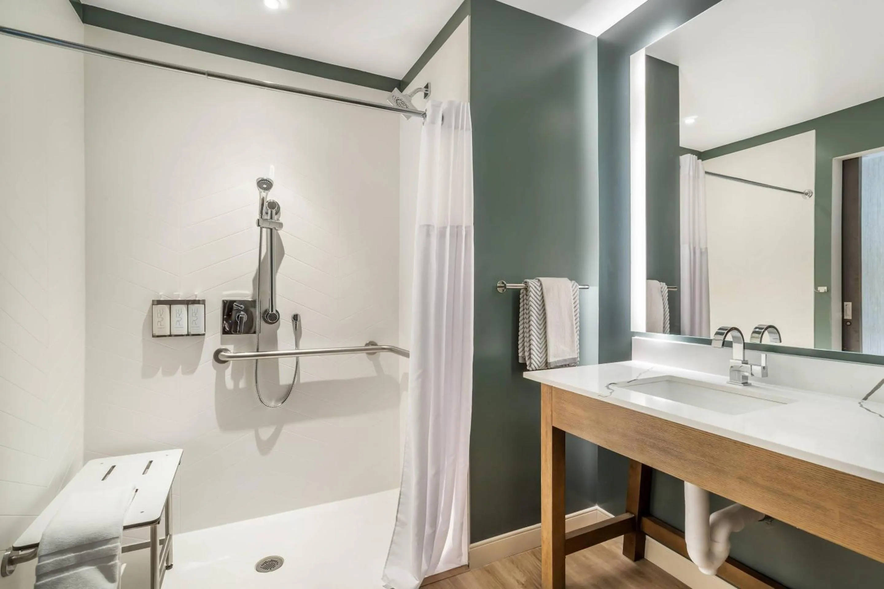 Bedroom in Cambria Hotel Templeton - Paso Robles