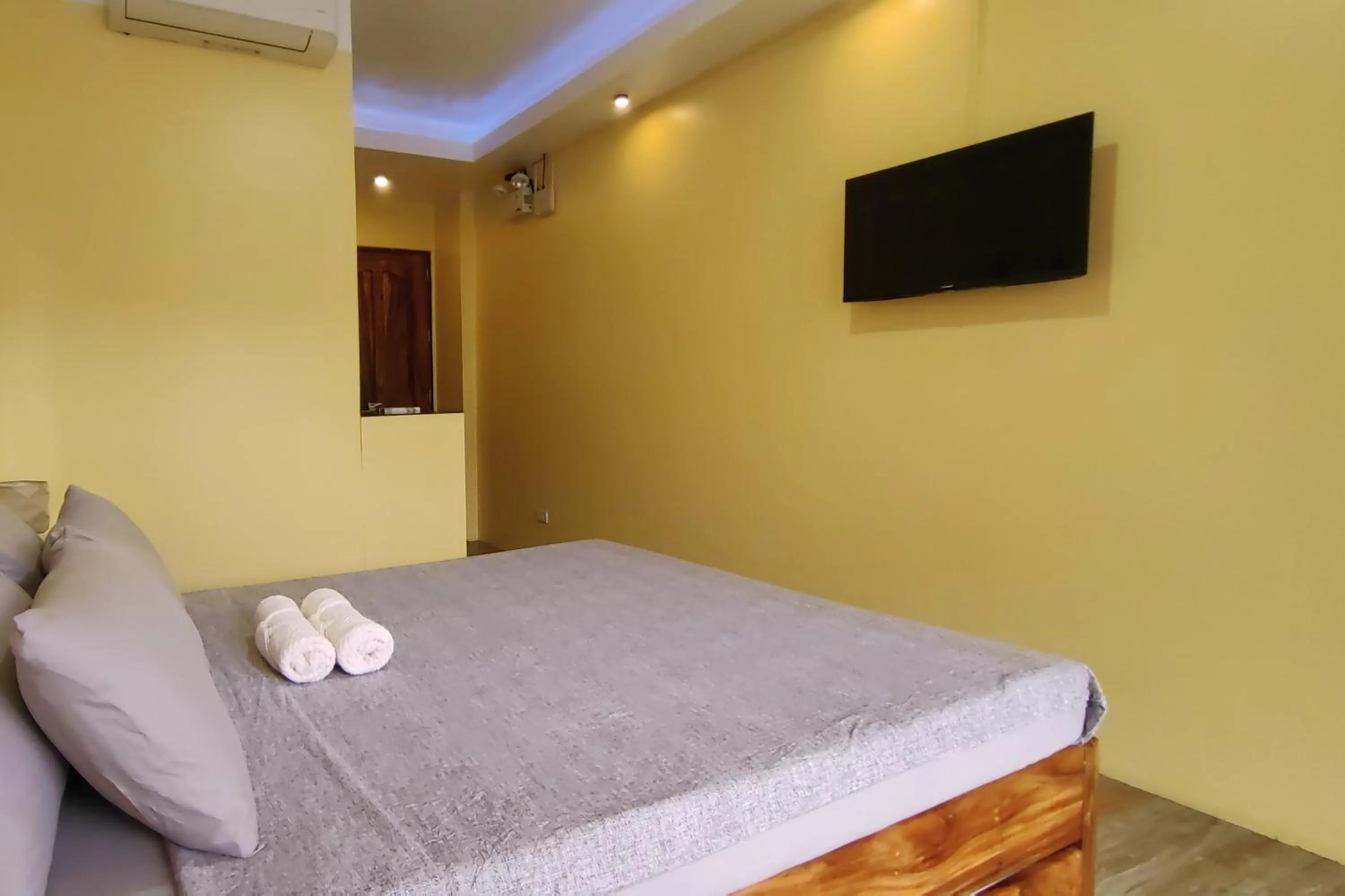 TV and multimedia, Bed in Inn Ka Kay Mame near SM City Puerto Princesa