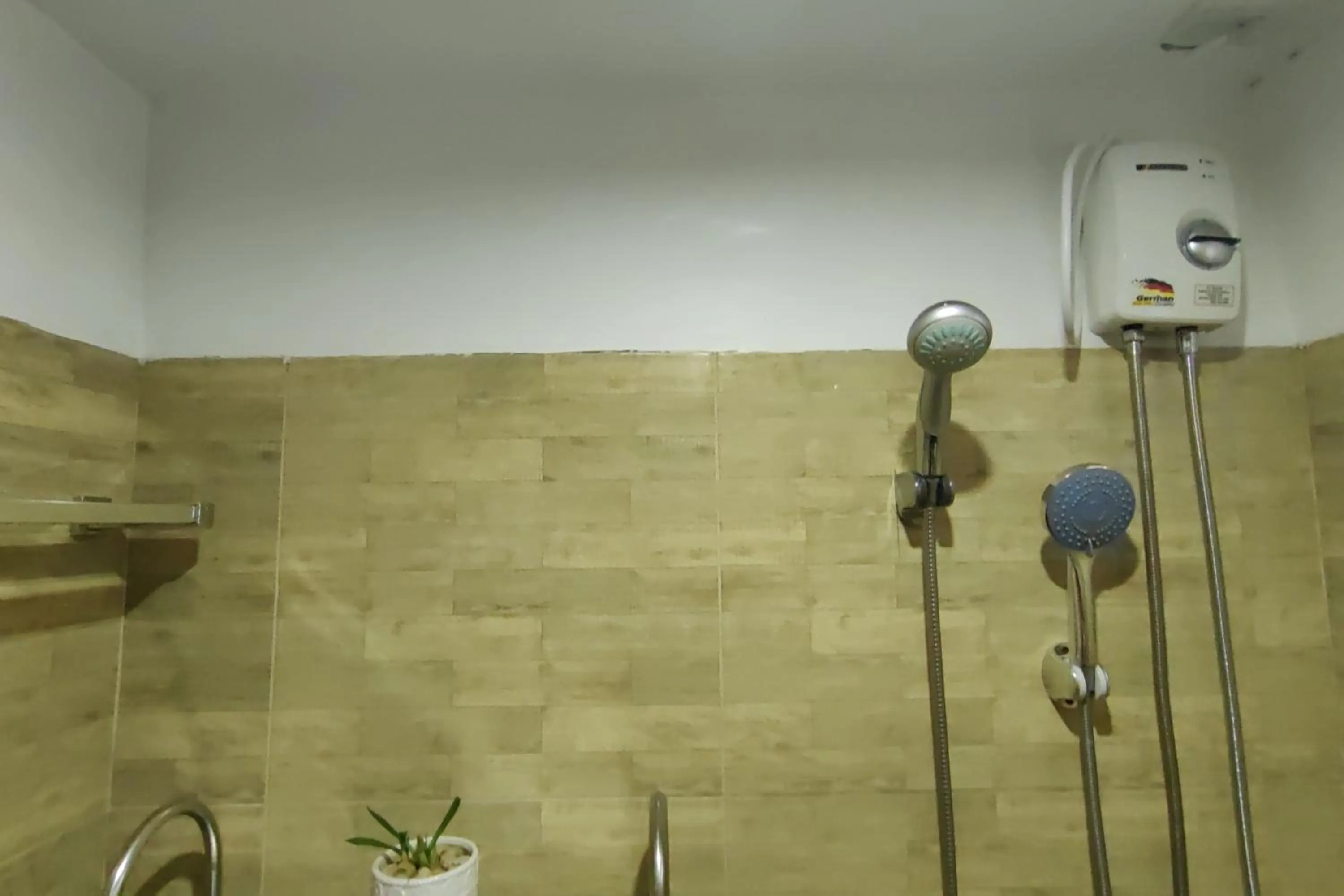 Bathroom in Inn Ka Kay Mame near SM City Puerto Princesa