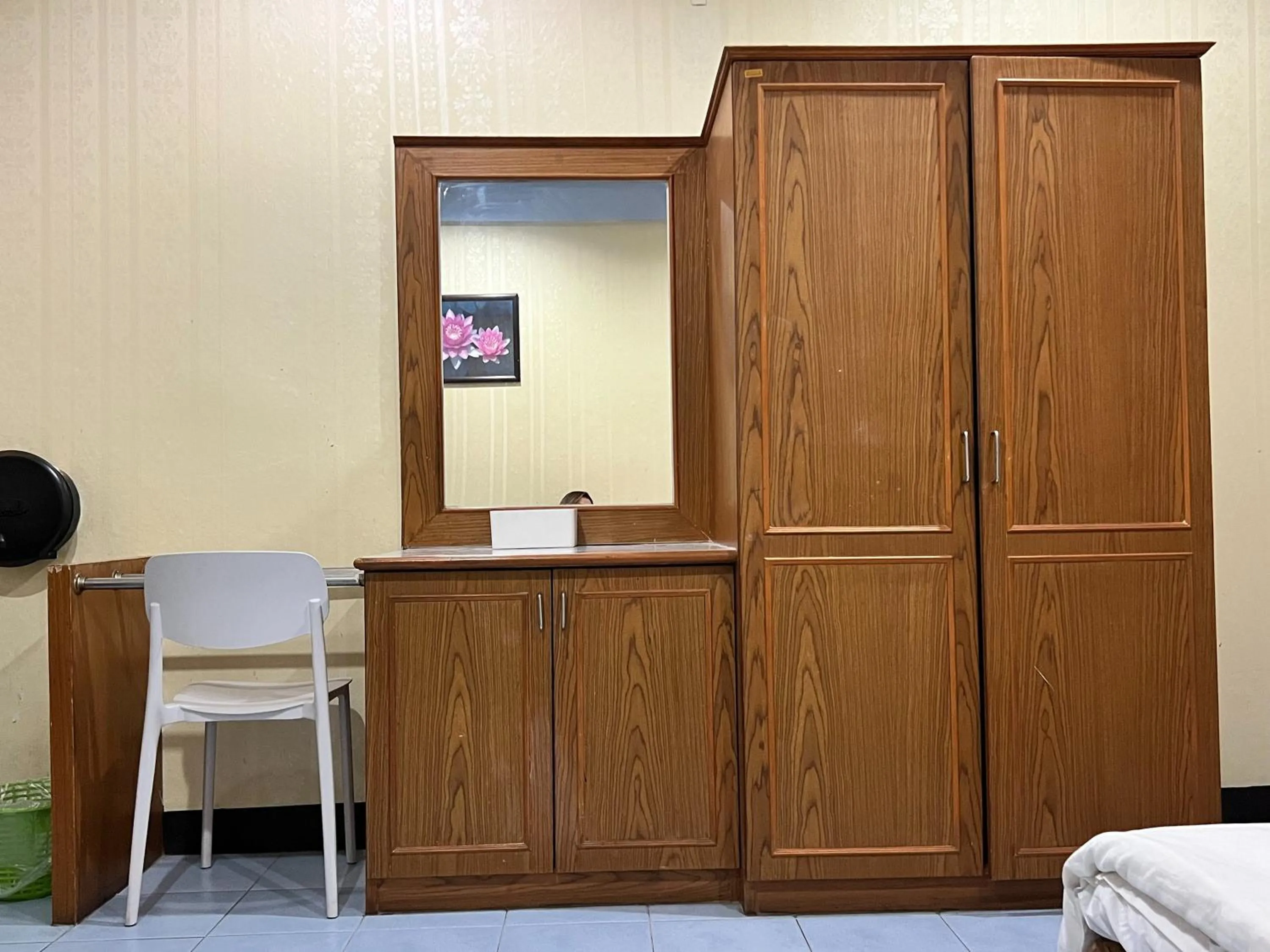 wardrobe in Jamjuree Place