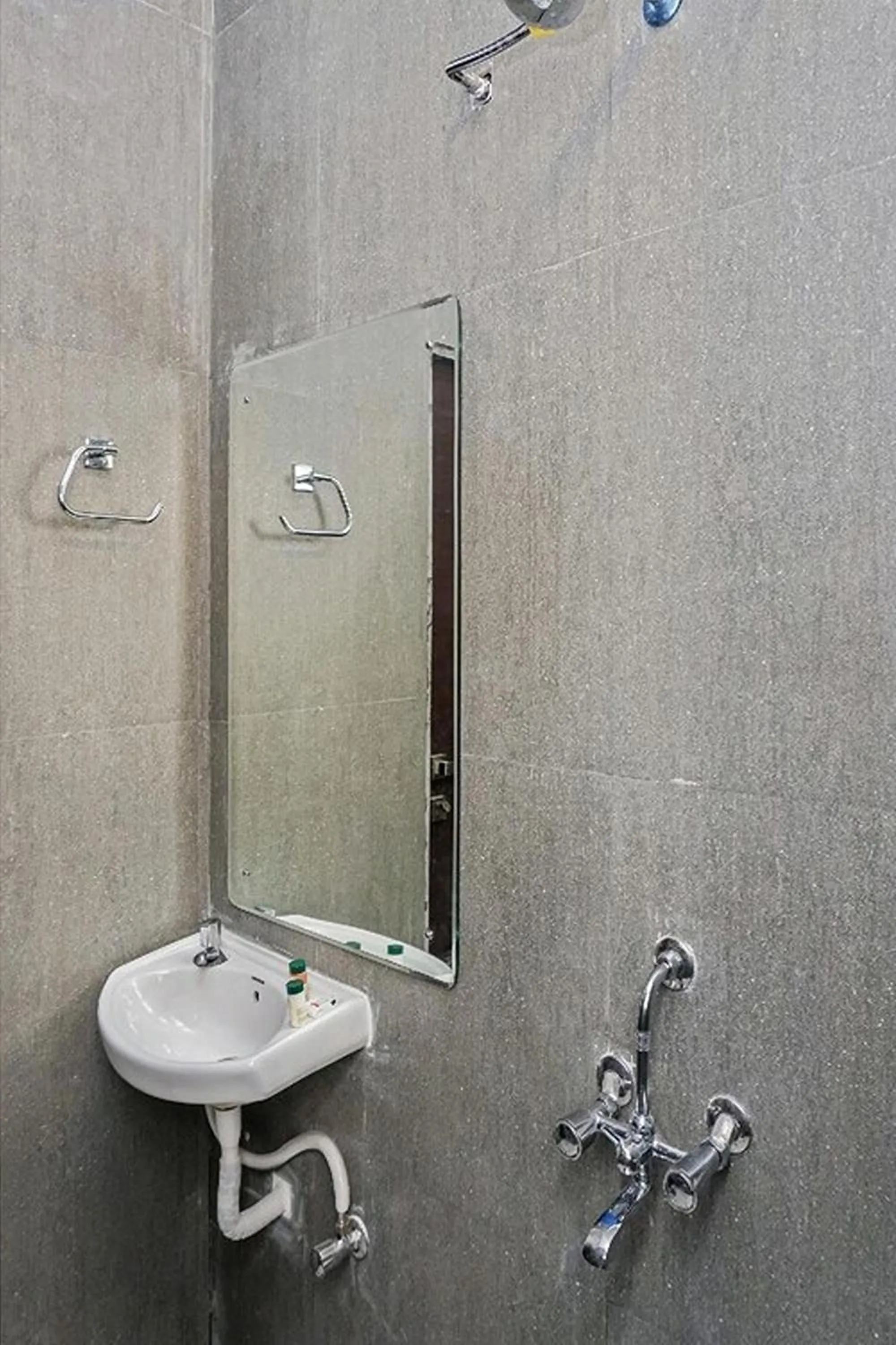 Bathroom in I Suites