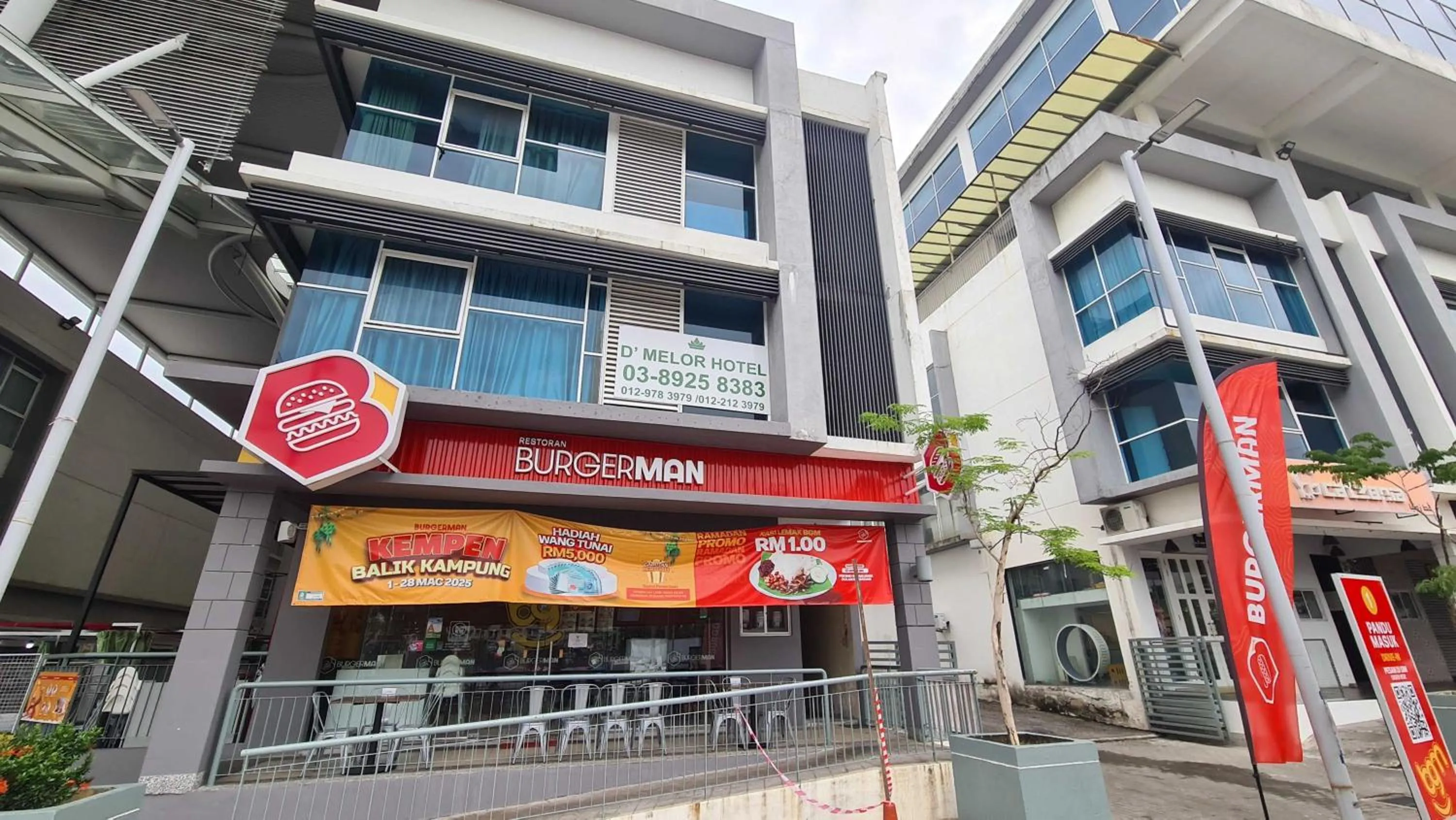 Facade/entrance in Hotel O De Melor Bangi Gateway