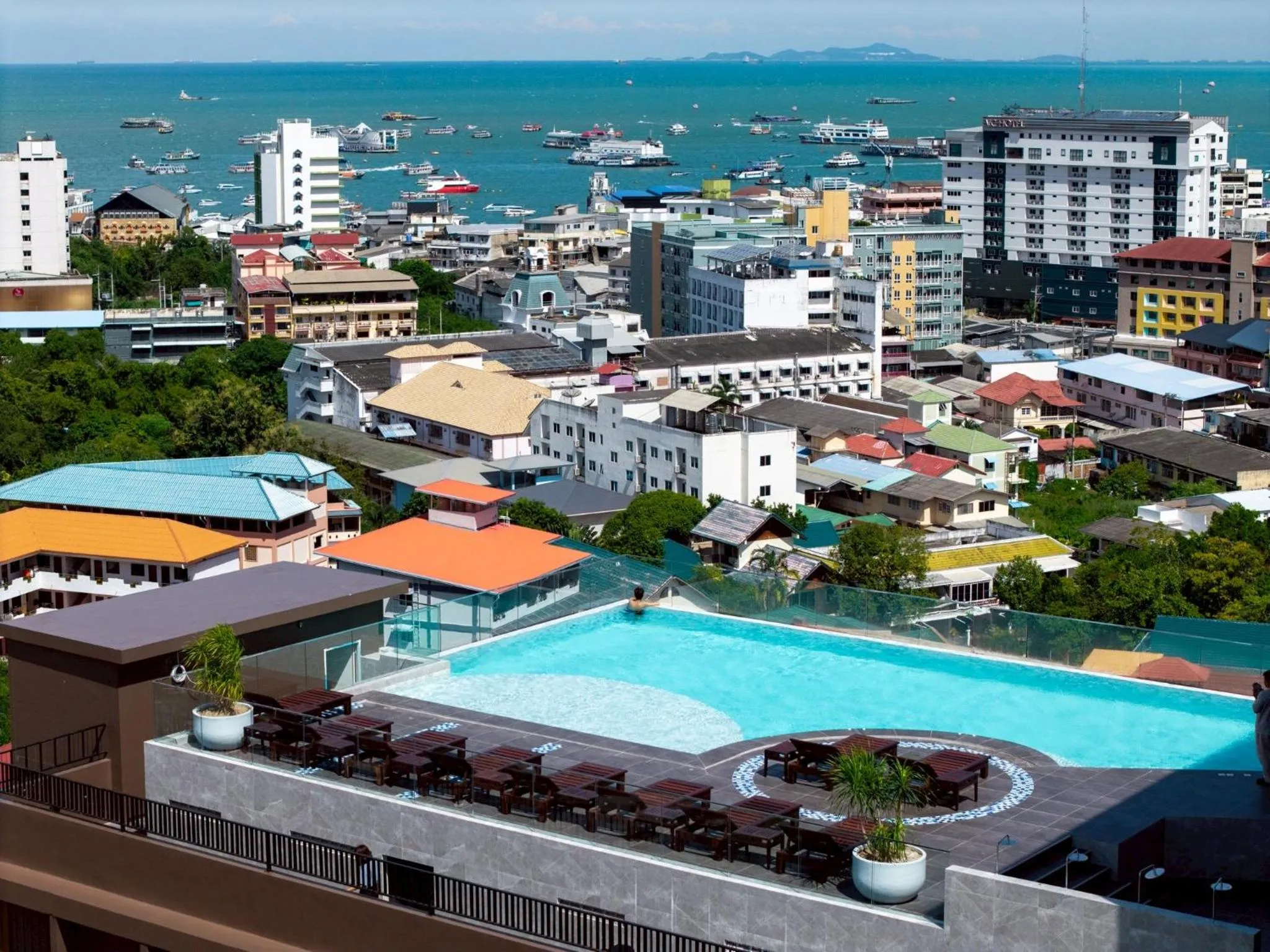 Swimming pool in Samsara Hotel Pattaya