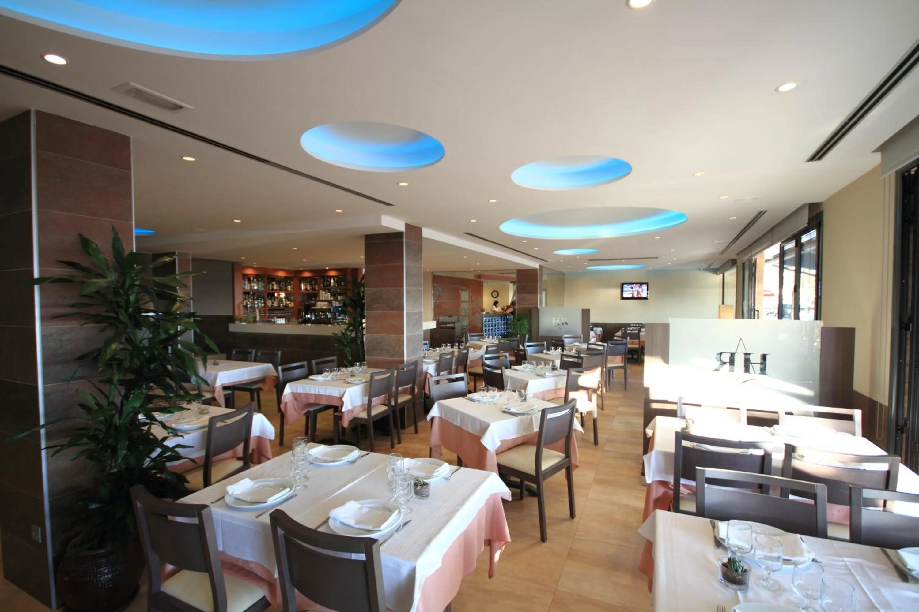 Restaurant/places to eat in Hotel Risech