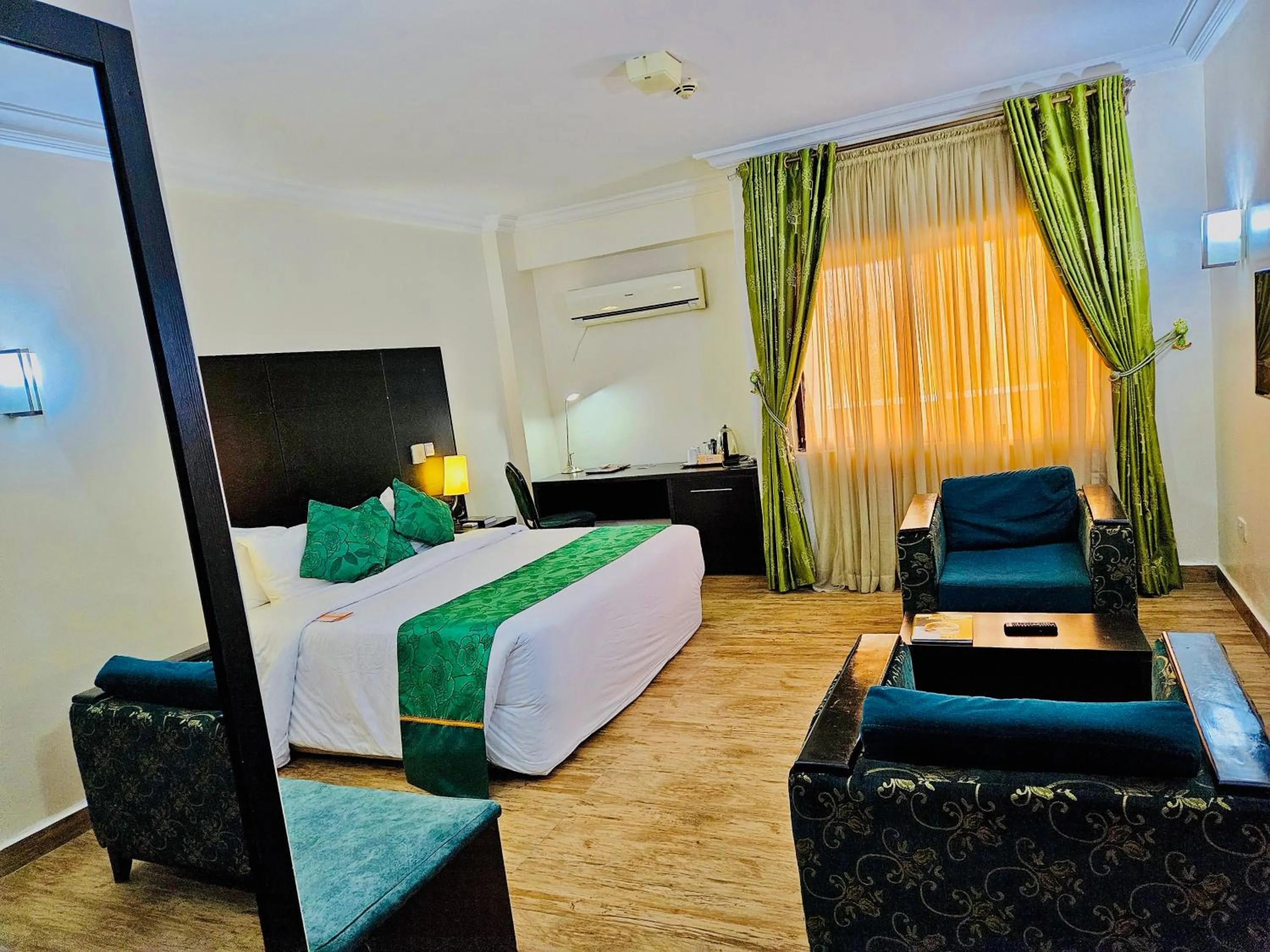 TV and multimedia, Bed in Reiz Continental Hotel, Abuja
