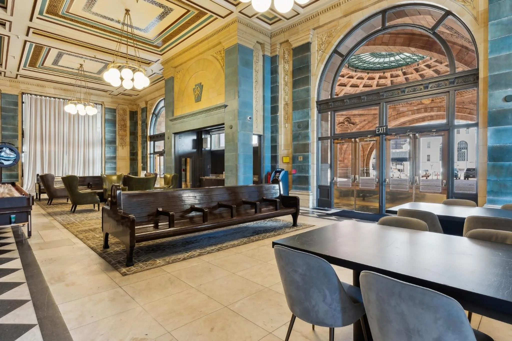 Lobby or reception in Placemakr Downtown Pittsburgh at The Pennsylvanian