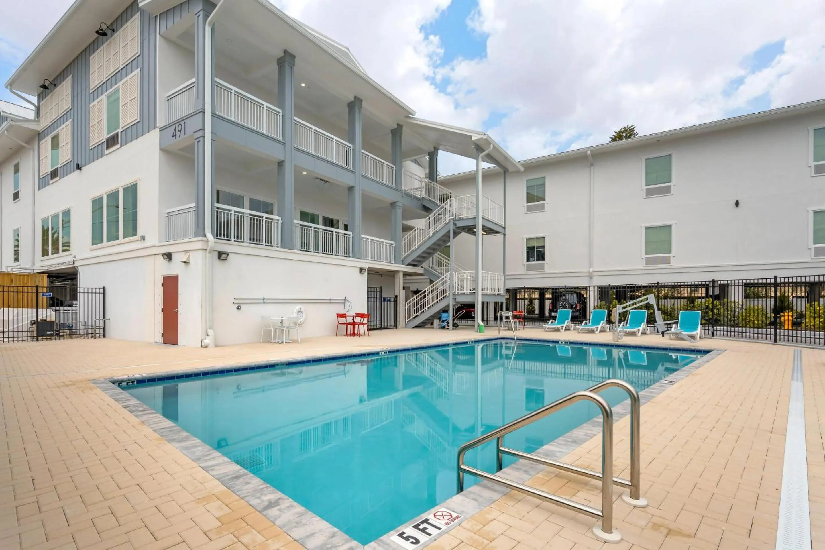 Swimming pool in The J Hotel Dunedin Clearwater, an Ascend Collection Hotel