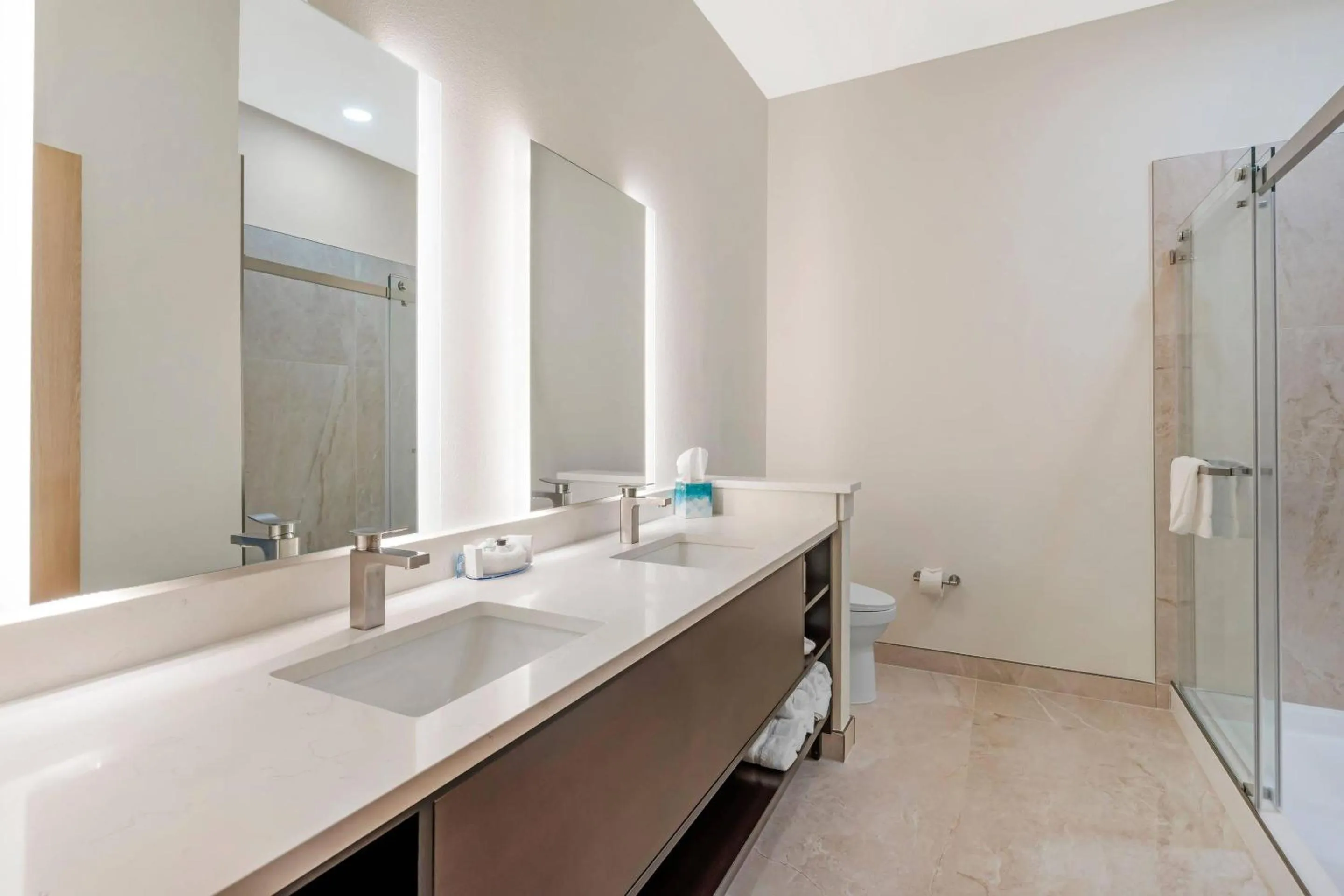 Bedroom in The J Hotel Dunedin Clearwater, an Ascend Collection Hotel