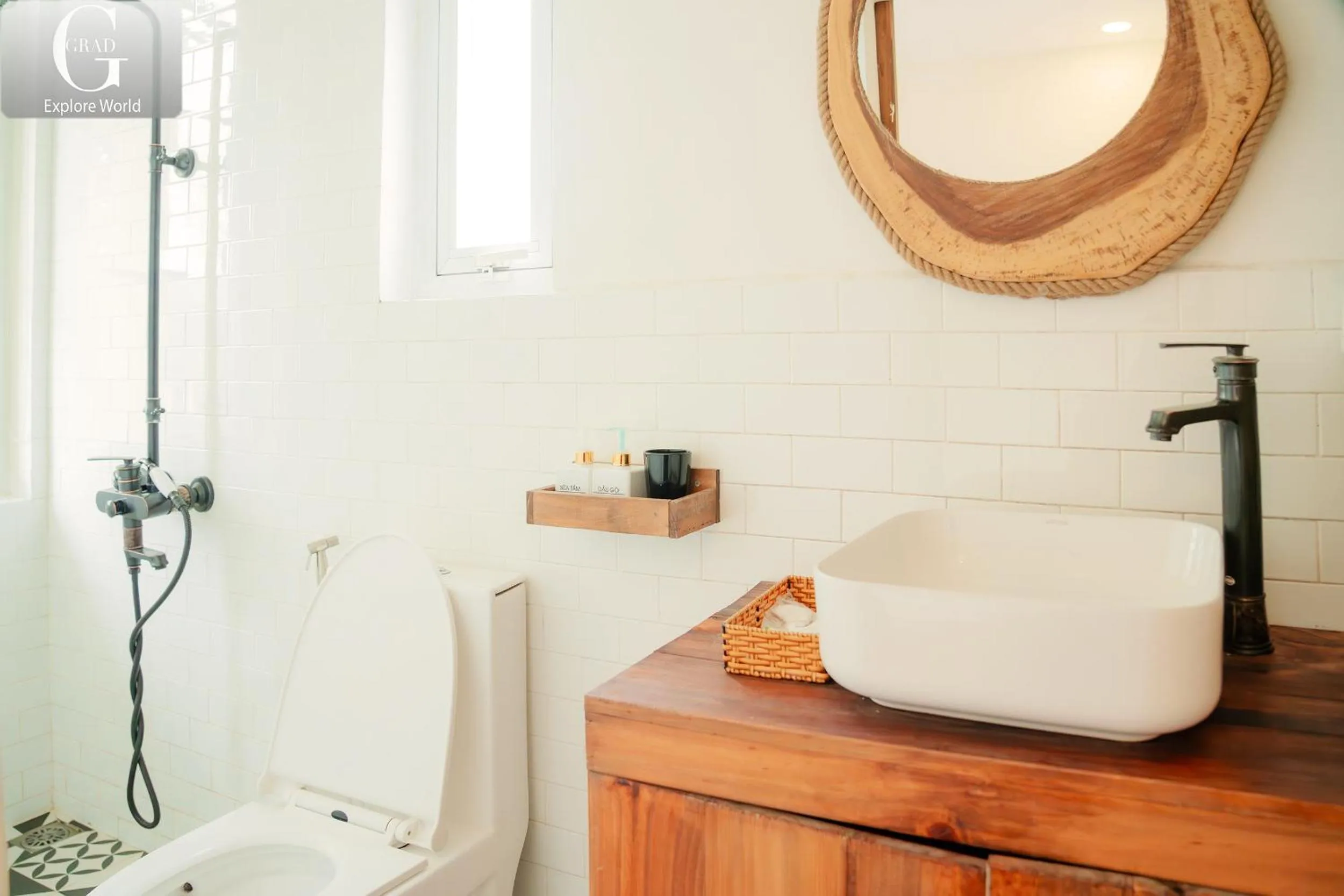 Toilet in Hoang Yen Villa & Coffee