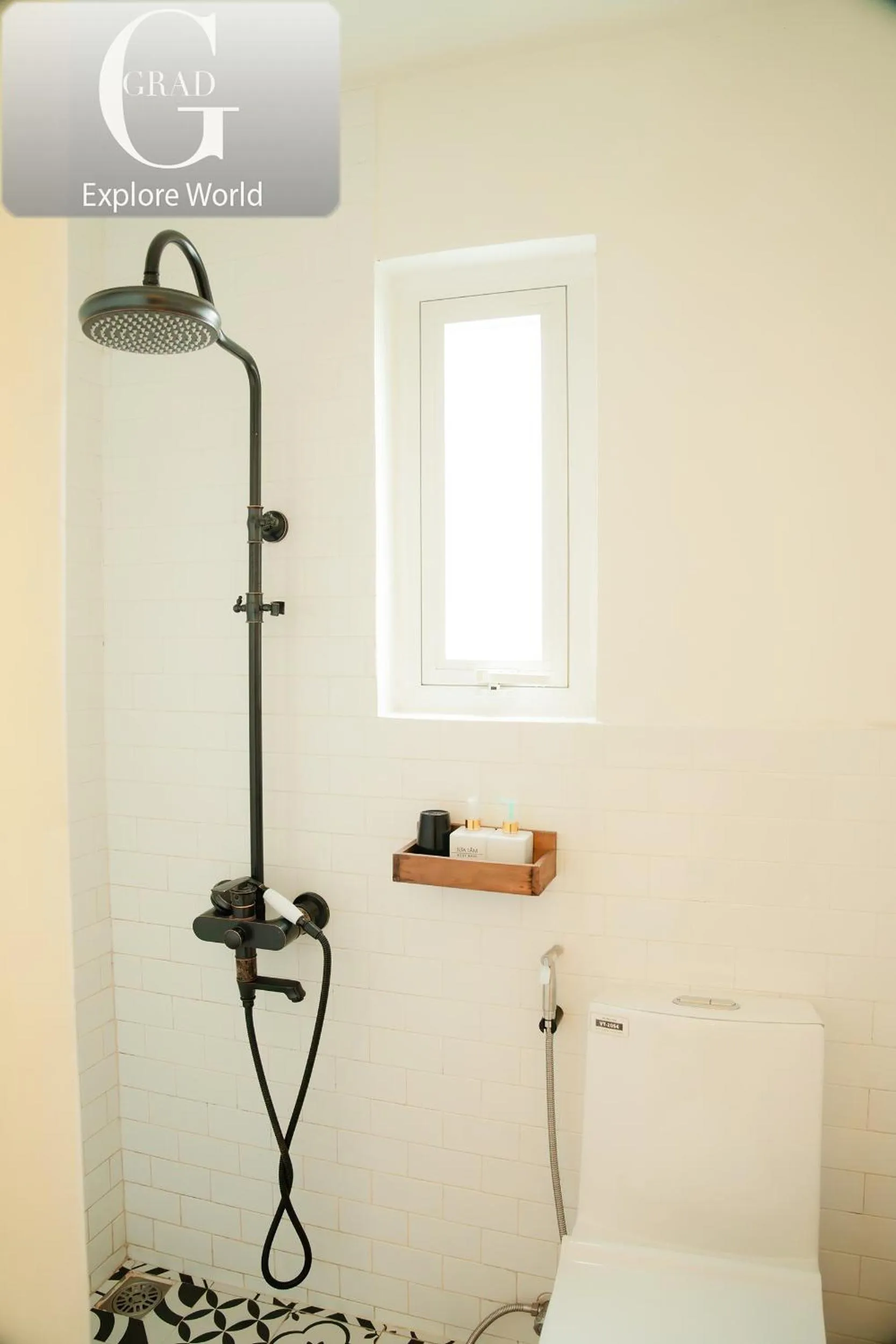 Shower in Hoang Yen Villa & Coffee