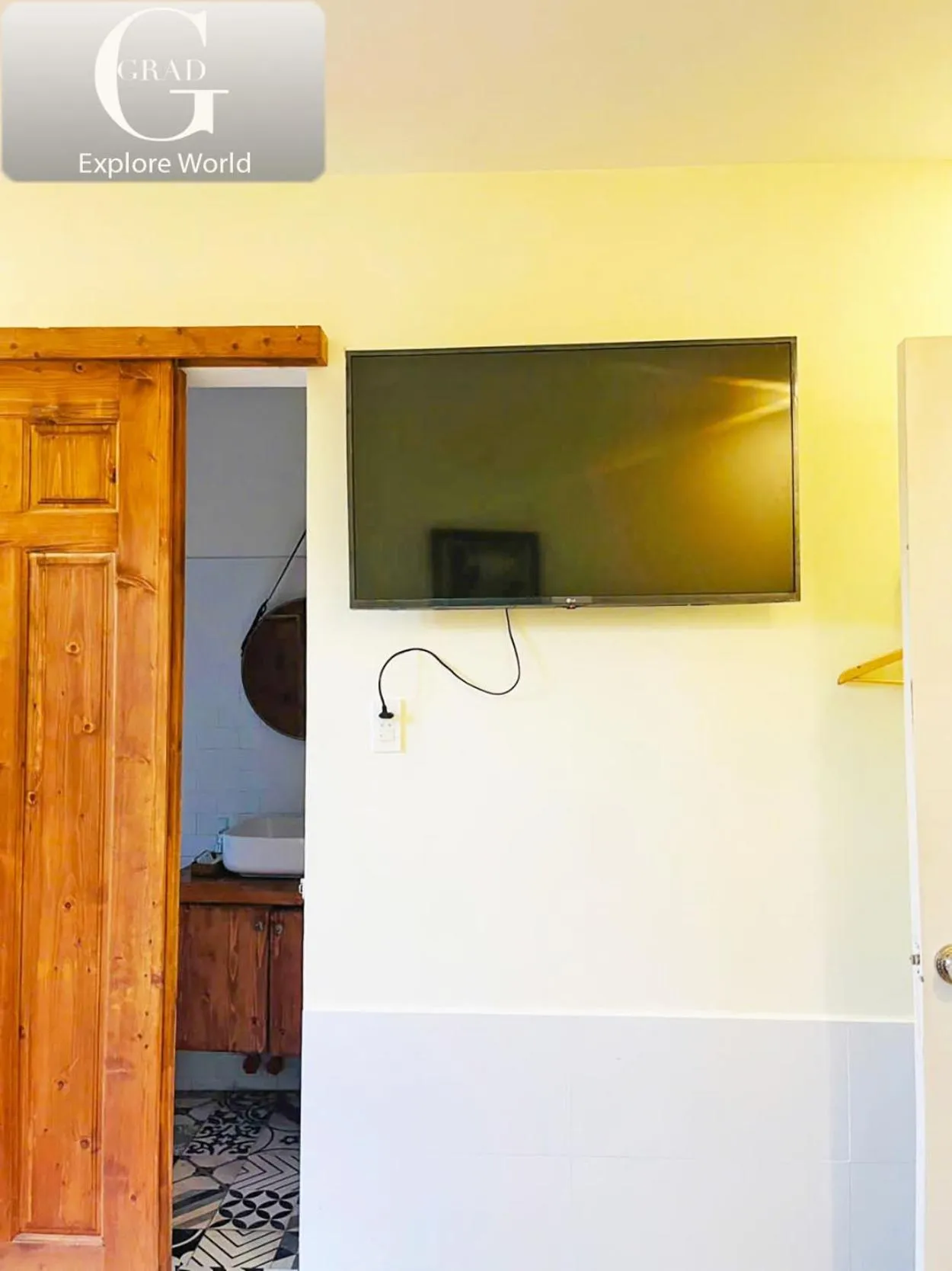 wardrobe in Hoang Yen Villa & Coffee