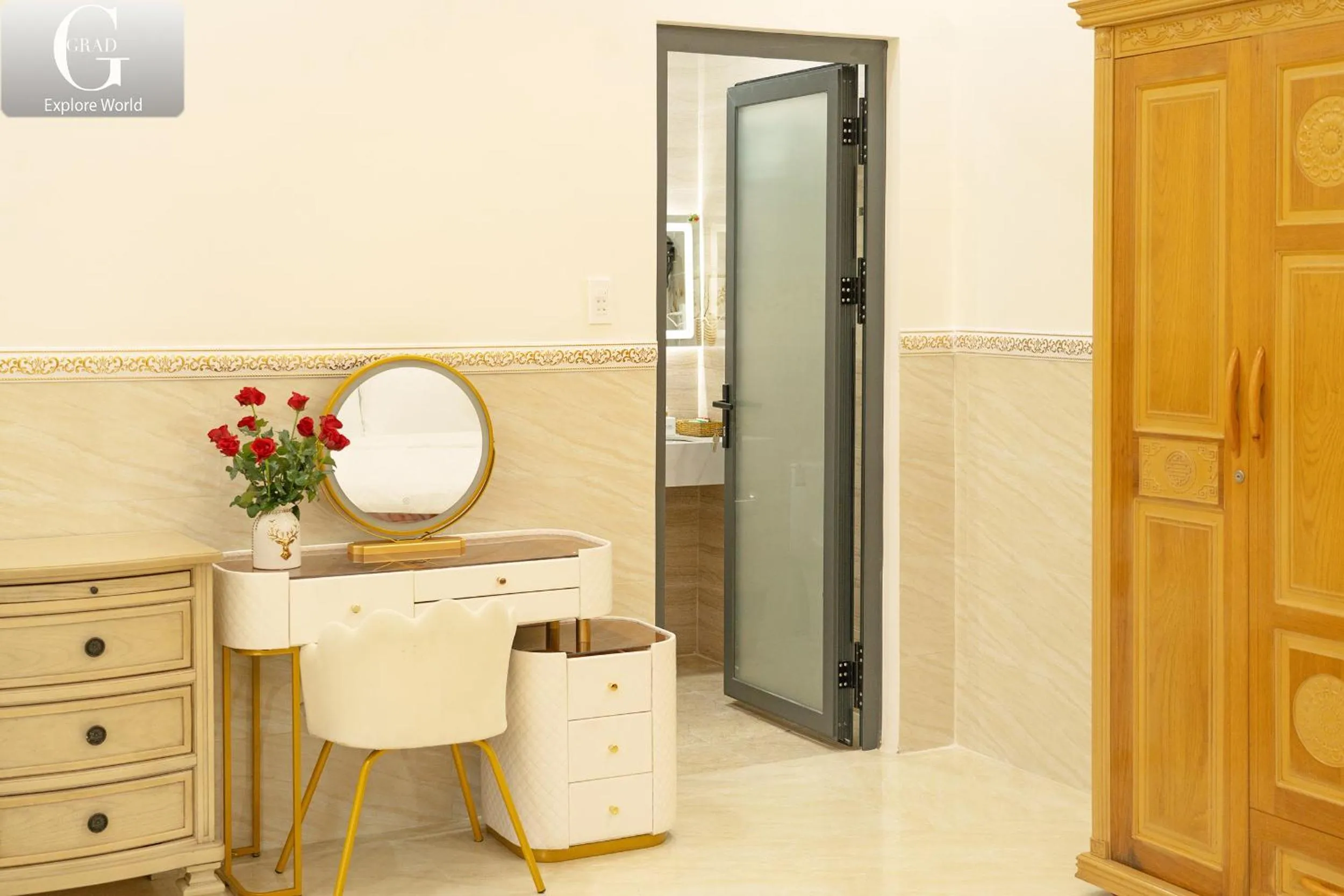 wardrobe in Hoang Yen Villa & Coffee