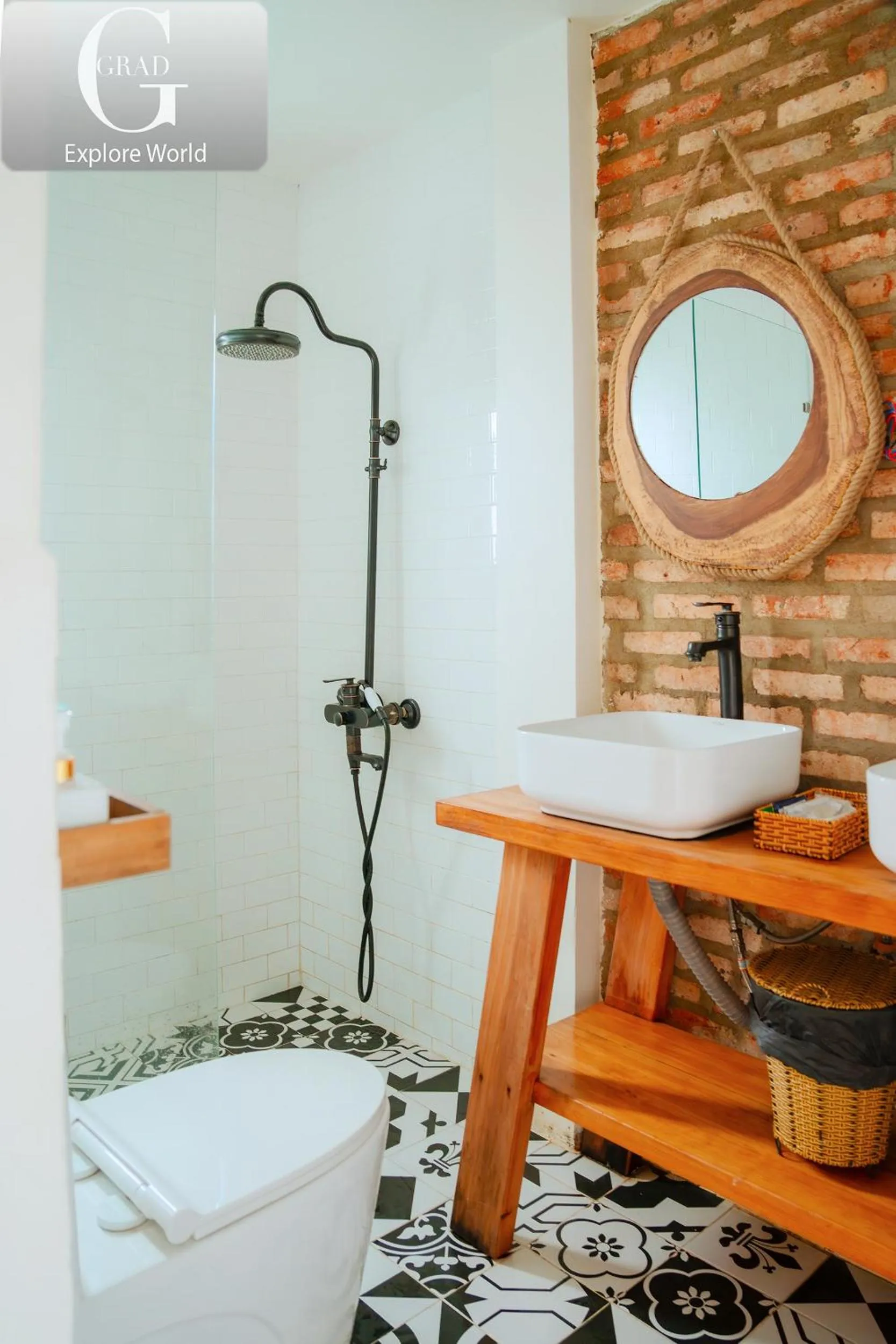 Shower in Hoang Yen Villa & Coffee