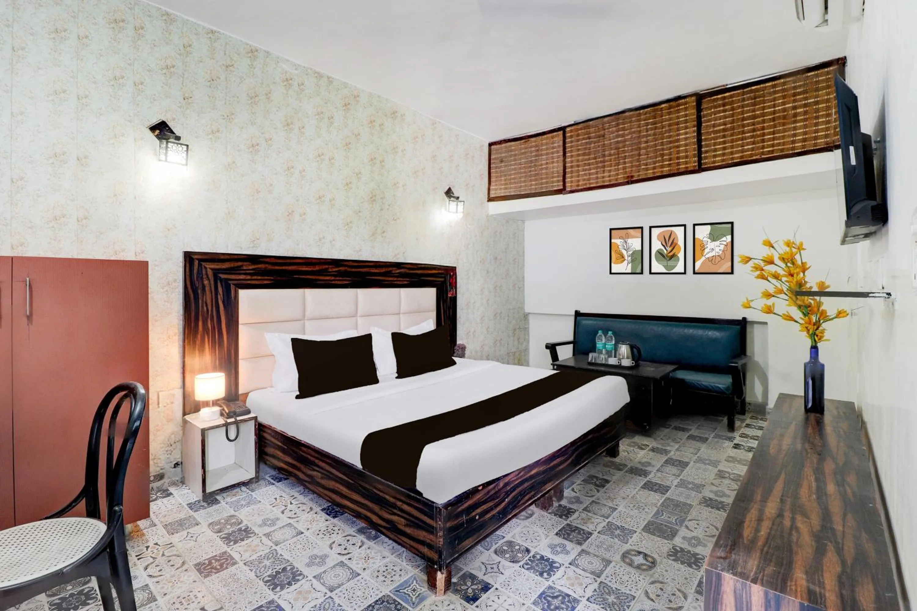 Bedroom, Bed in Hotel O Tehsil Chowk Doon Hospital Formerly Hotel Comfort
