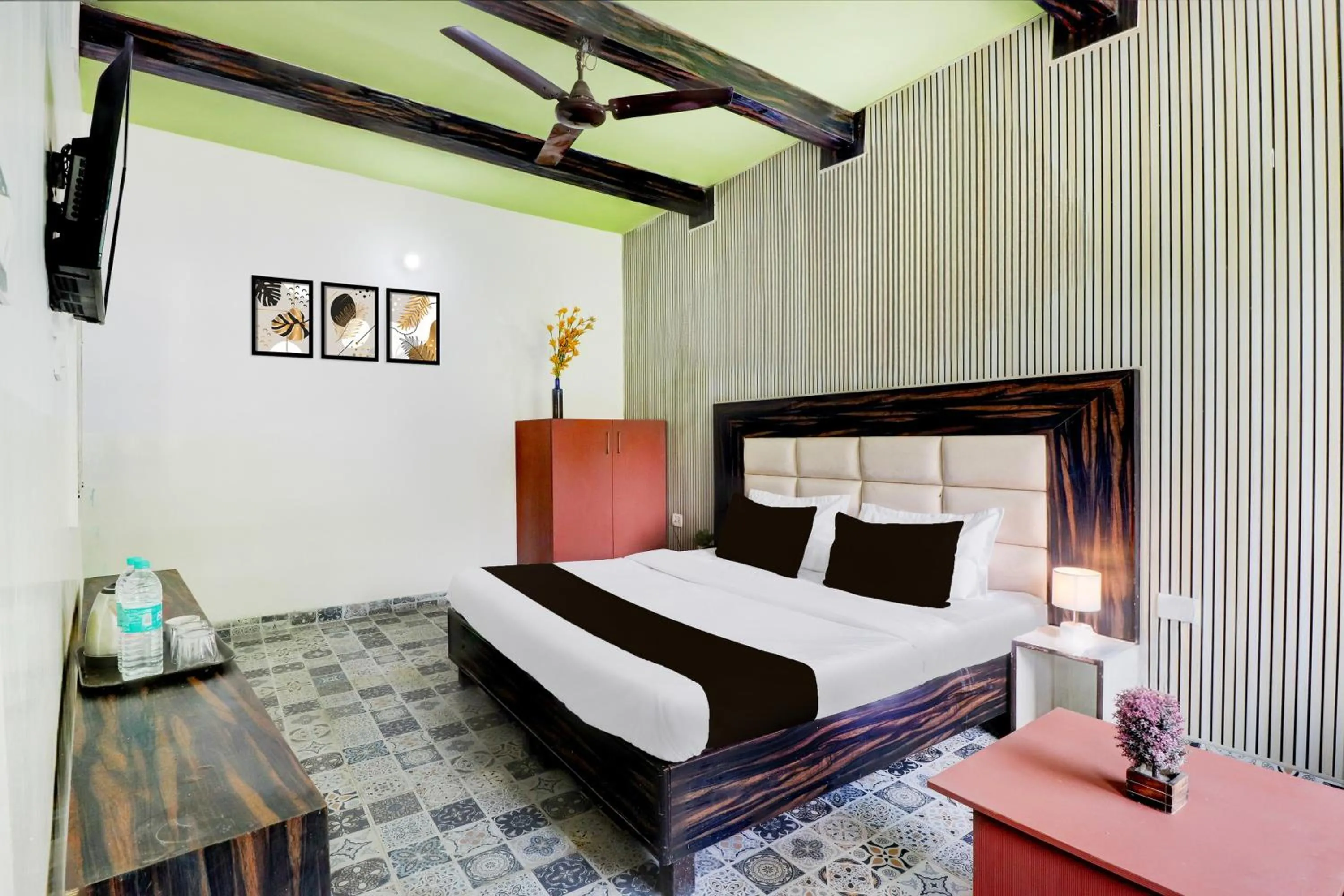Bedroom, Bed in Hotel O Tehsil Chowk Doon Hospital Formerly Hotel Comfort
