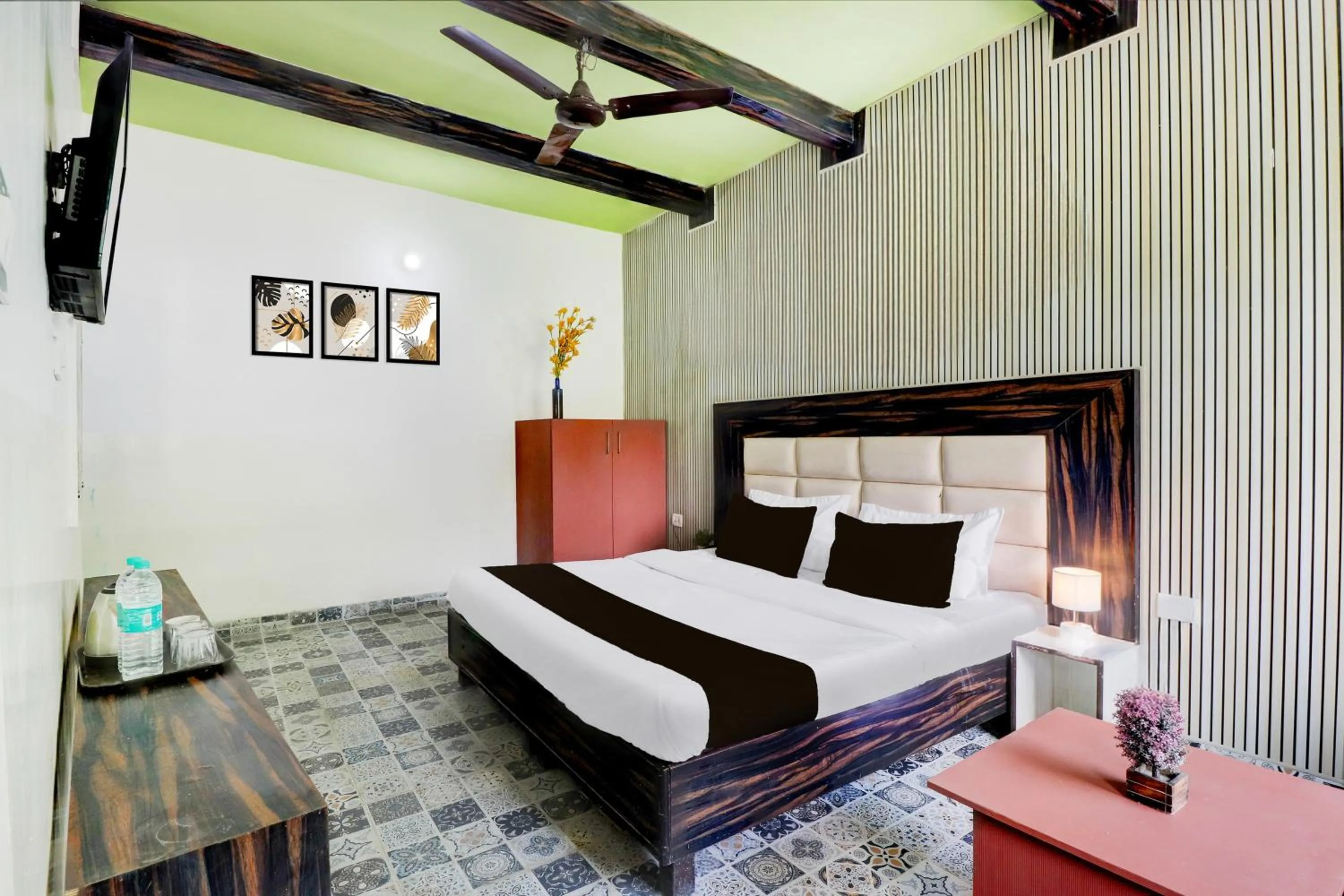 Bedroom, Bed in Hotel O Tehsil Chowk Doon Hospital Formerly Hotel Comfort
