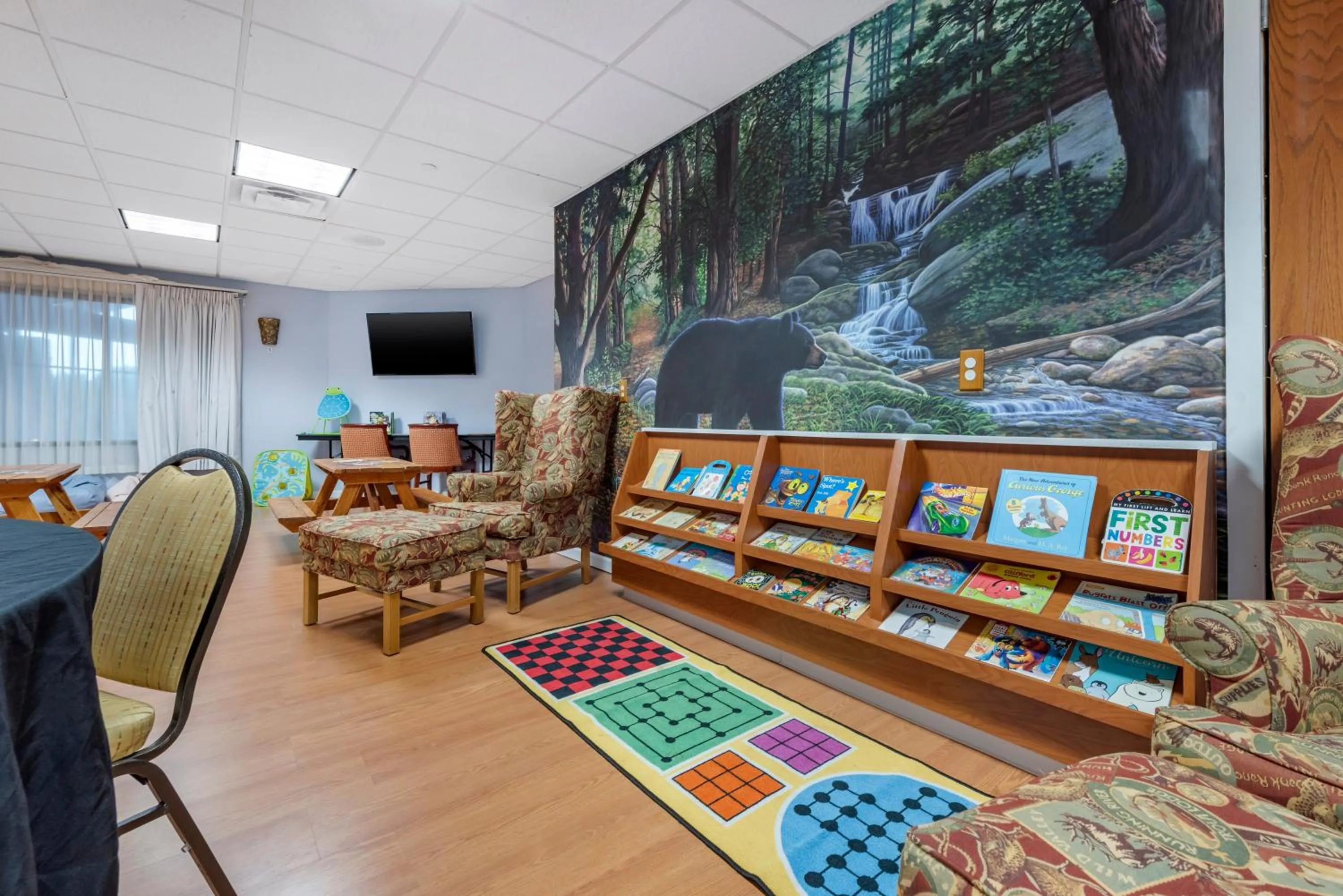 Communal lounge/ TV room in Three Bears Resort Waterpark Near Tomah Ascend Collection