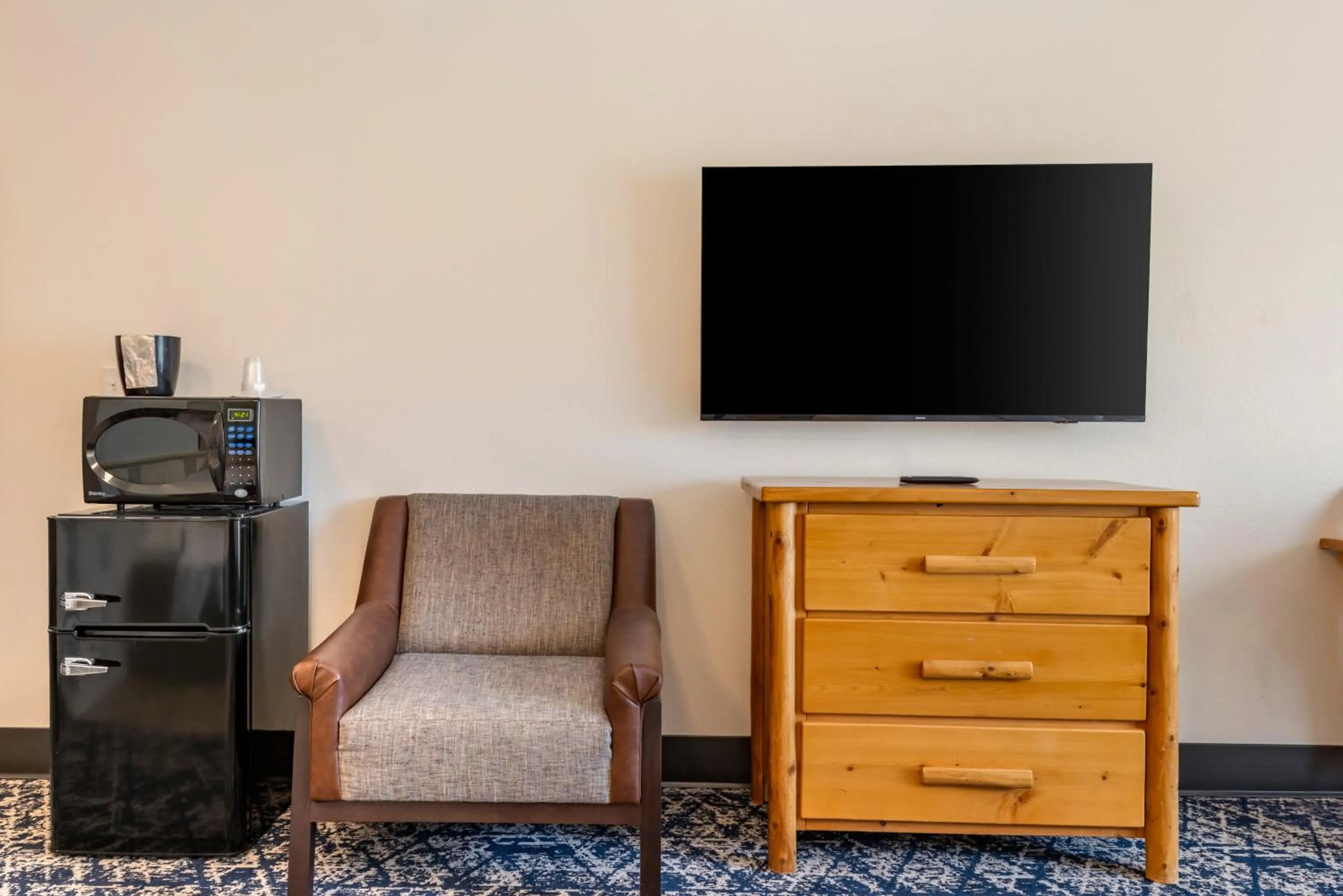 Communal lounge/ TV room in Three Bears Resort Waterpark Near Tomah Ascend Collection