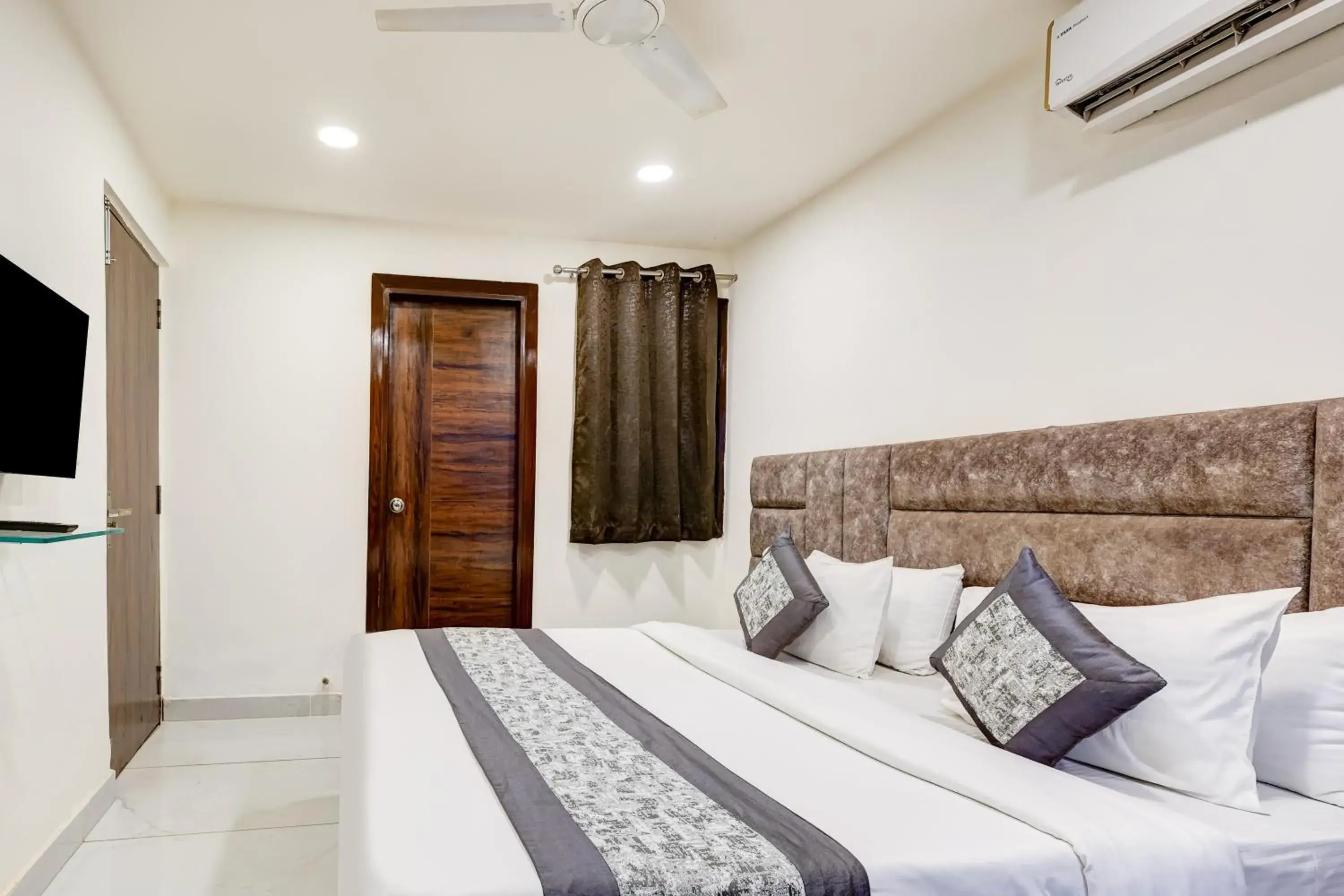 Standard King Room in Mauryan Signature hotel with Airport View Standard King Room in Mauryan Signature hotel with Airport View