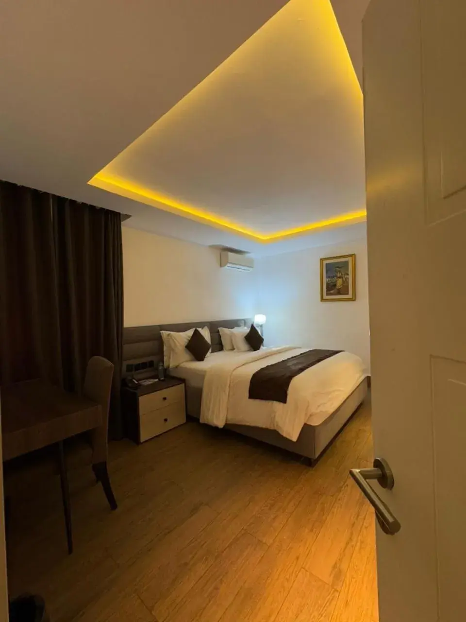 Deluxe One-Bedroom Apartment - single occupancy in Bolton White Residence Deluxe One-Bedroom Apartment - single occupancy in Bolton White Residence