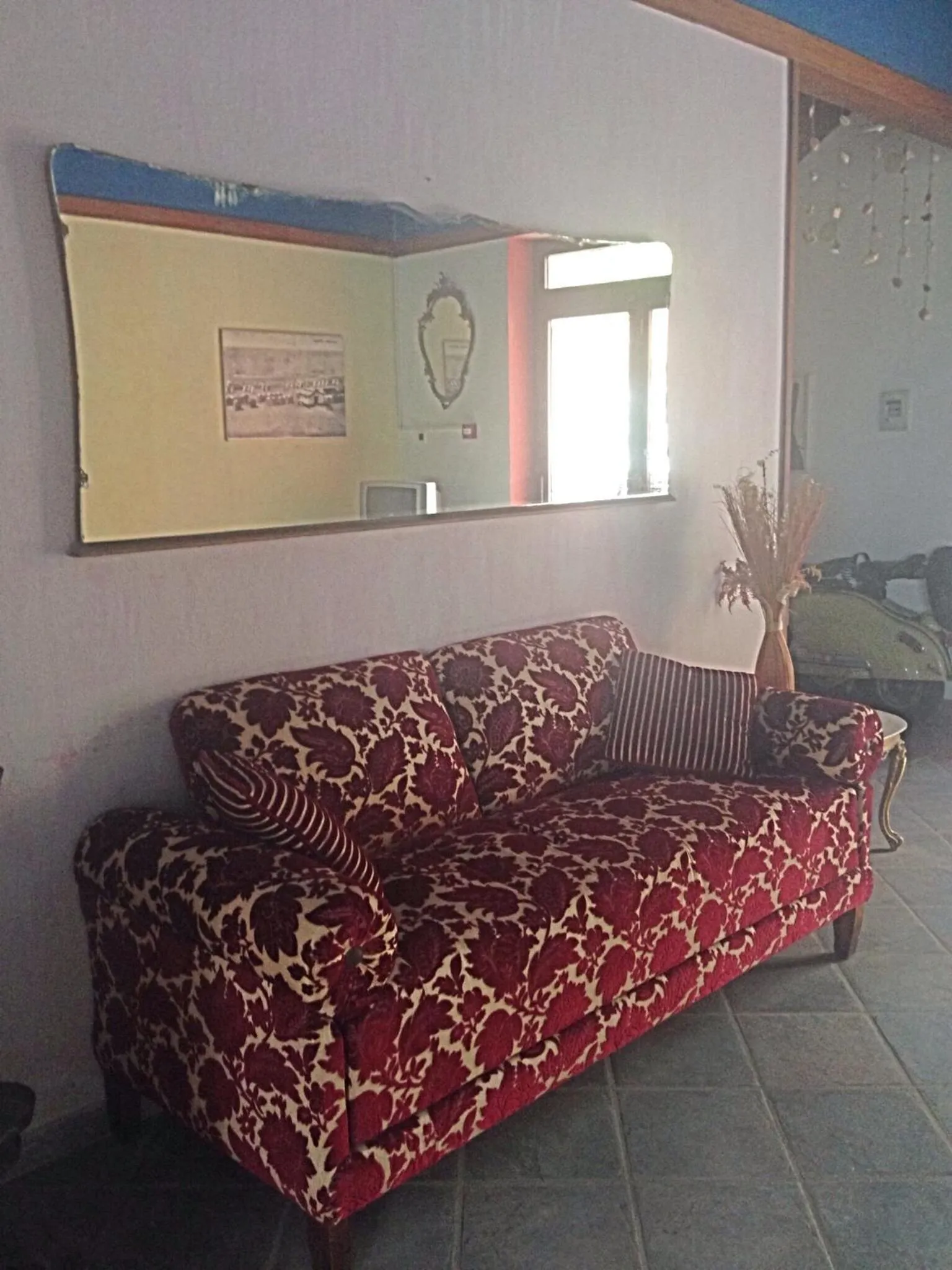 Communal lounge/ TV room in Hotel Flora