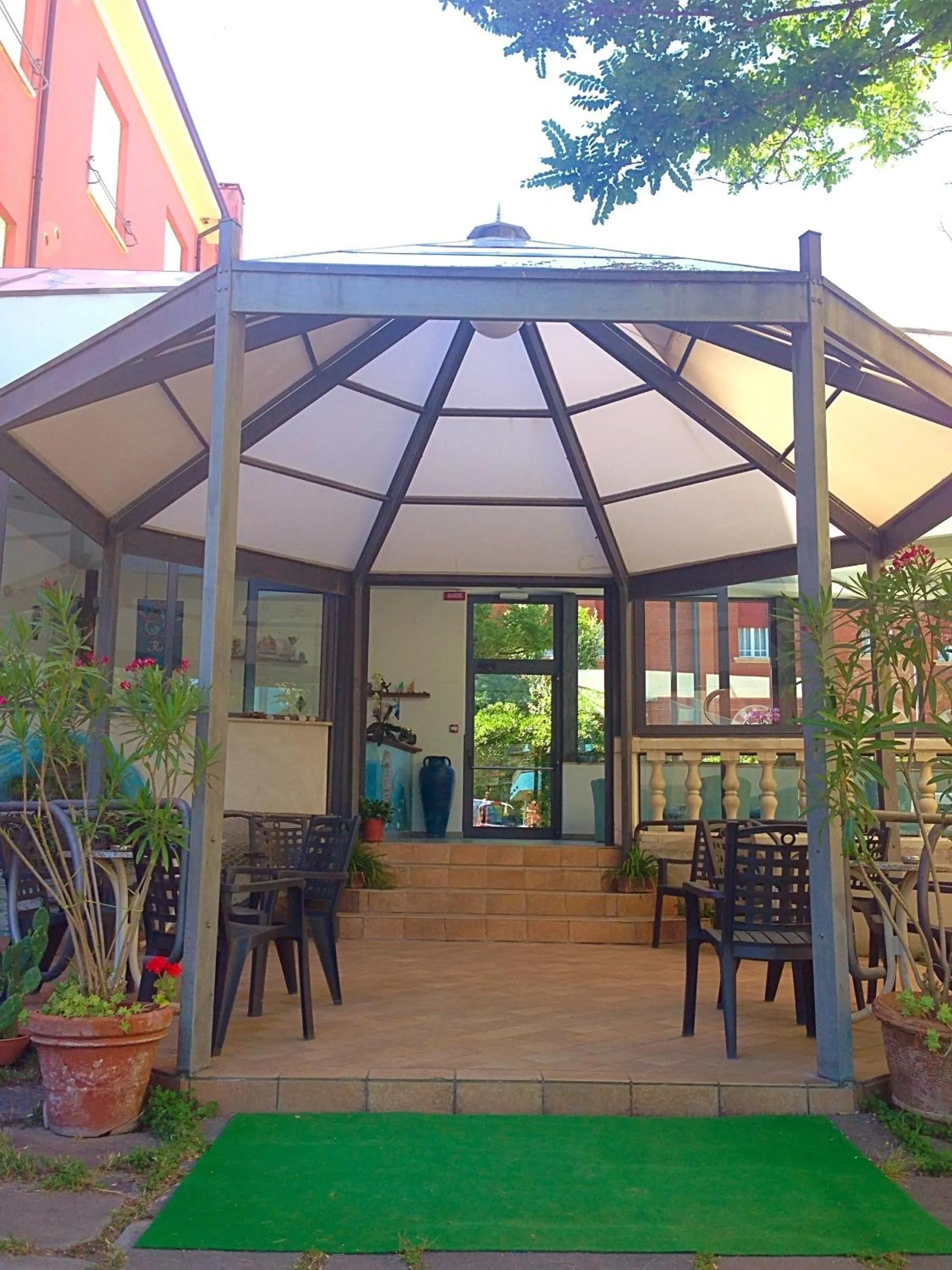 Facade/entrance in Hotel Flora