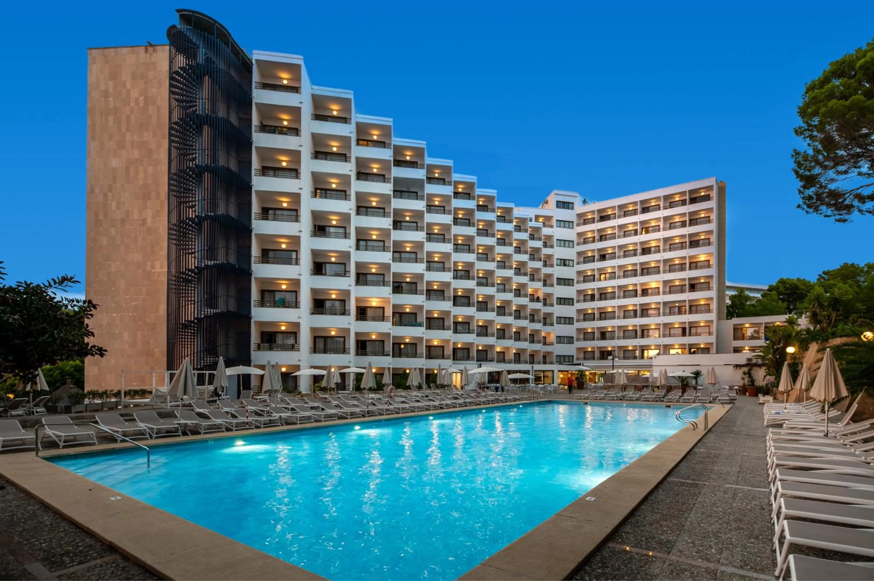 Swimming pool in Hotel Vibra Beverly Playa