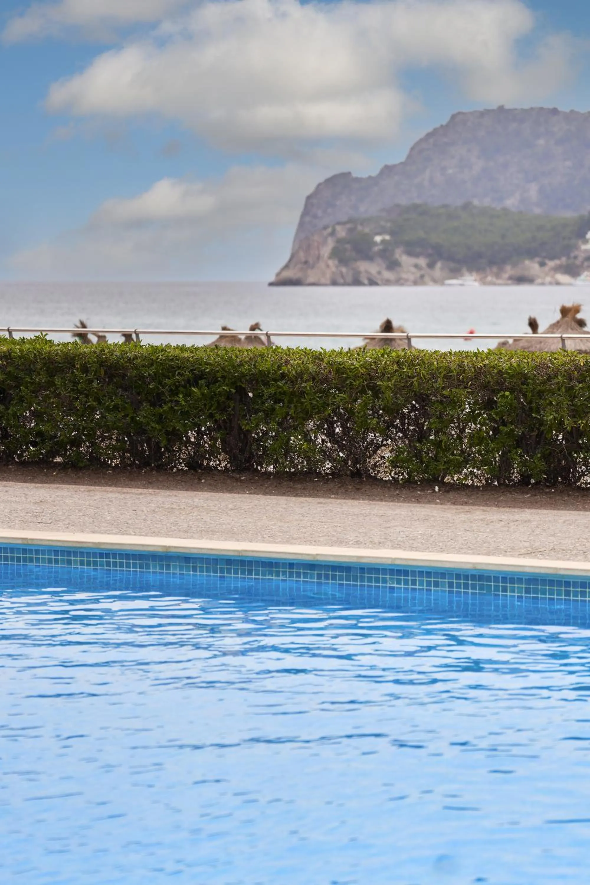 Swimming pool in Hotel Vibra Beverly Playa