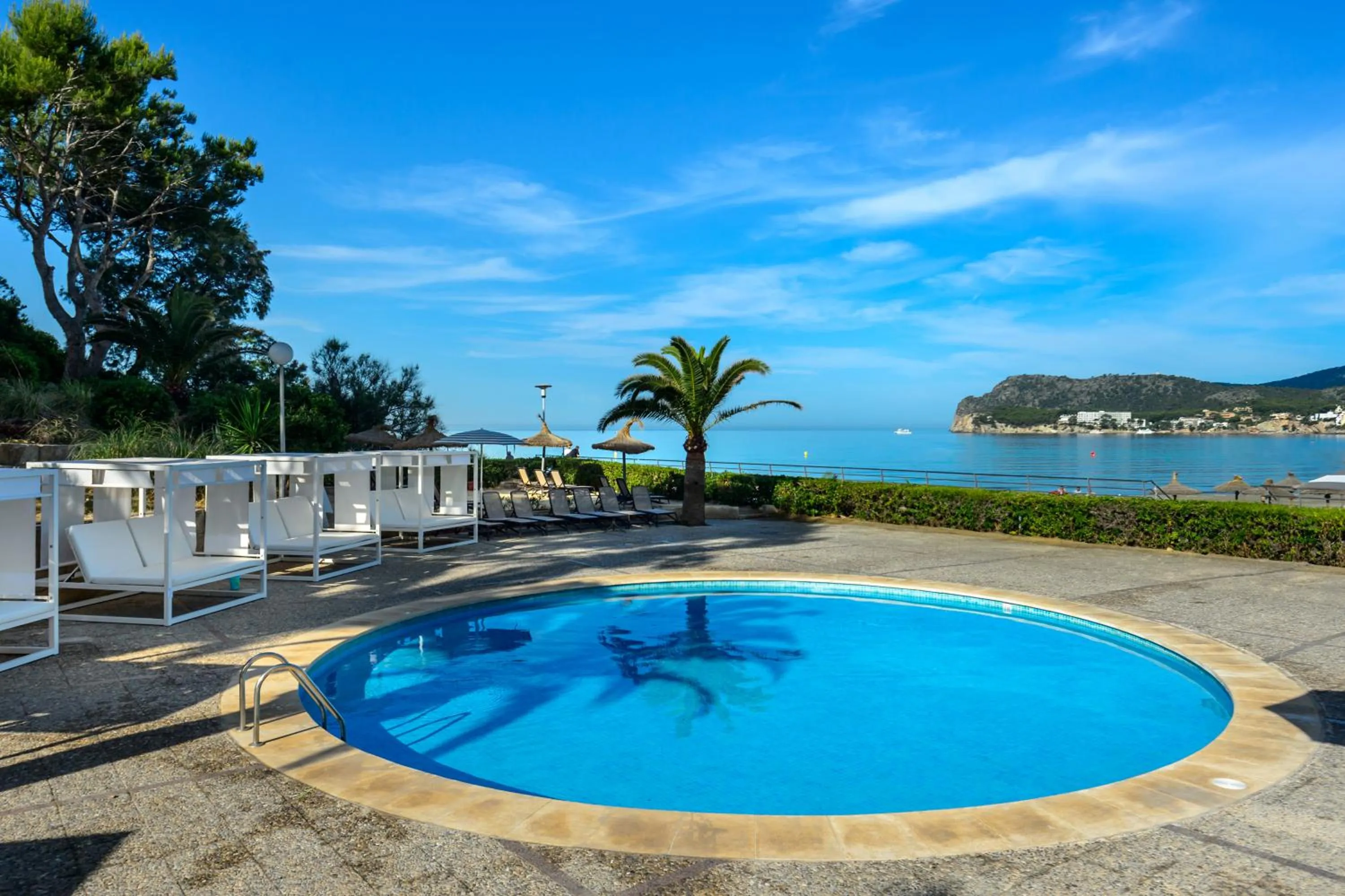 Swimming pool in Hotel Vibra Beverly Playa